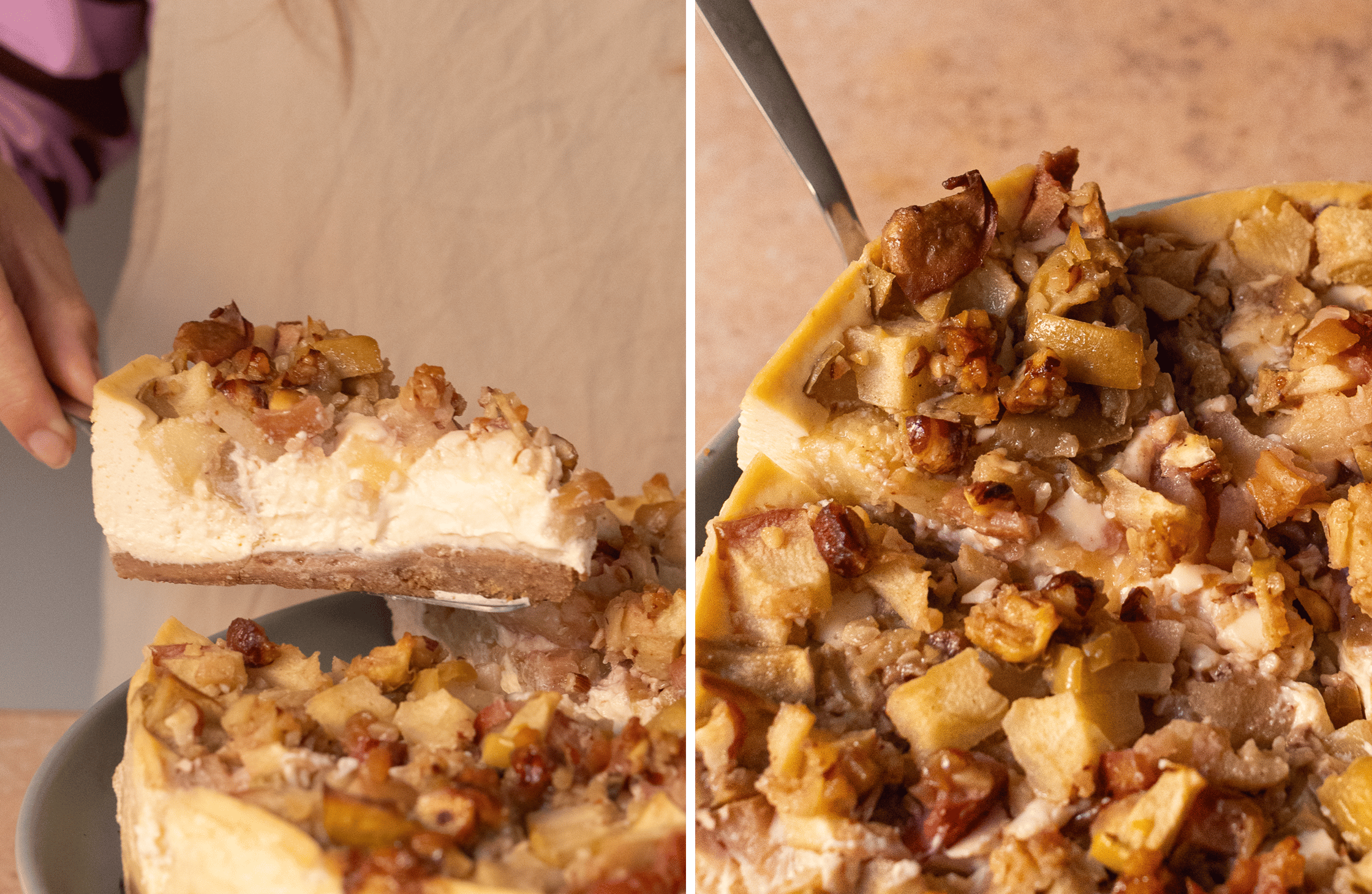 Links und rechts wird ein Stück des Bratapfel-Cheesecakes mit einem silbernen Tortenheber herausgehoben.