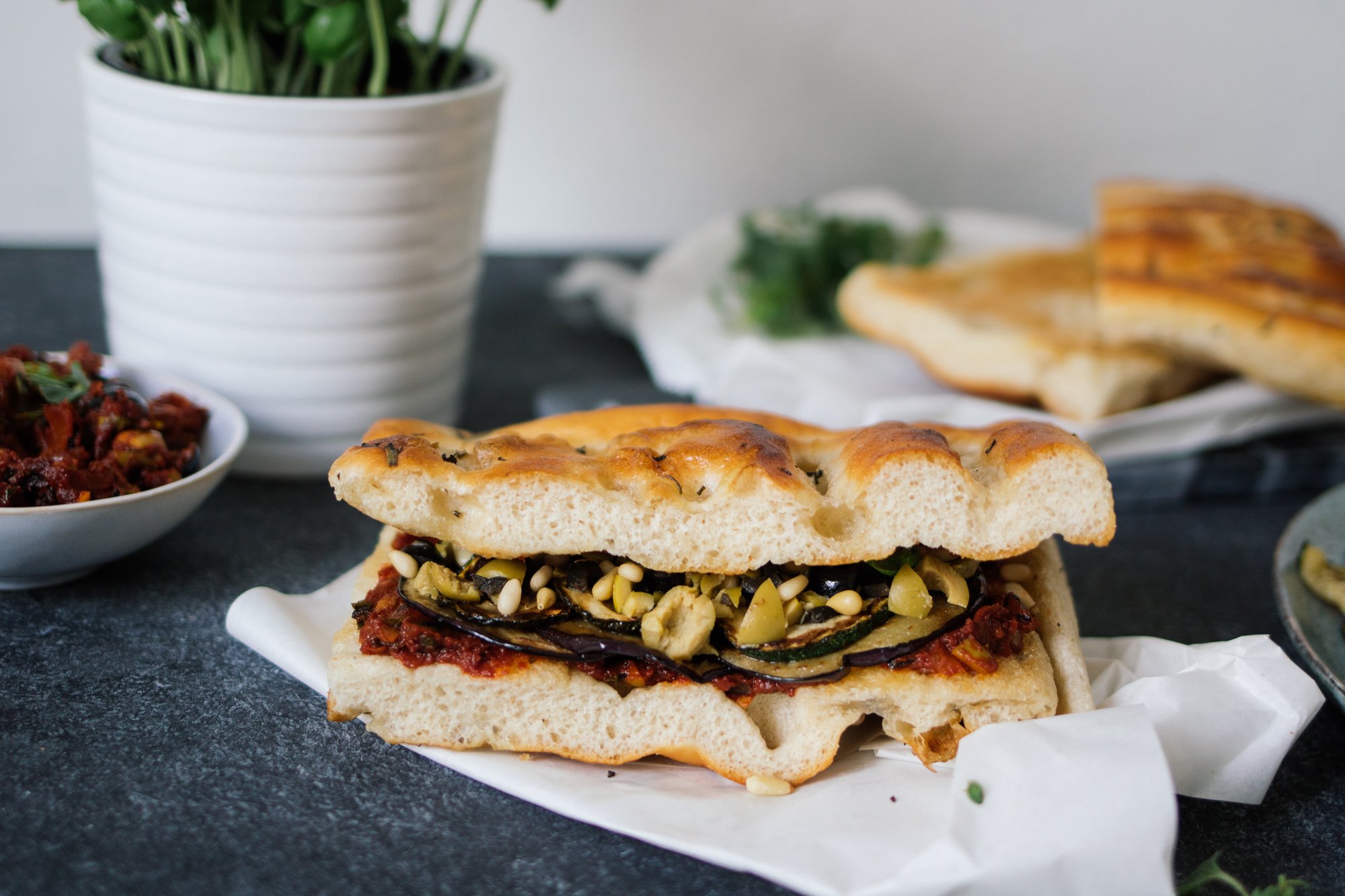 focaccia sandwich liegt auf einem teller