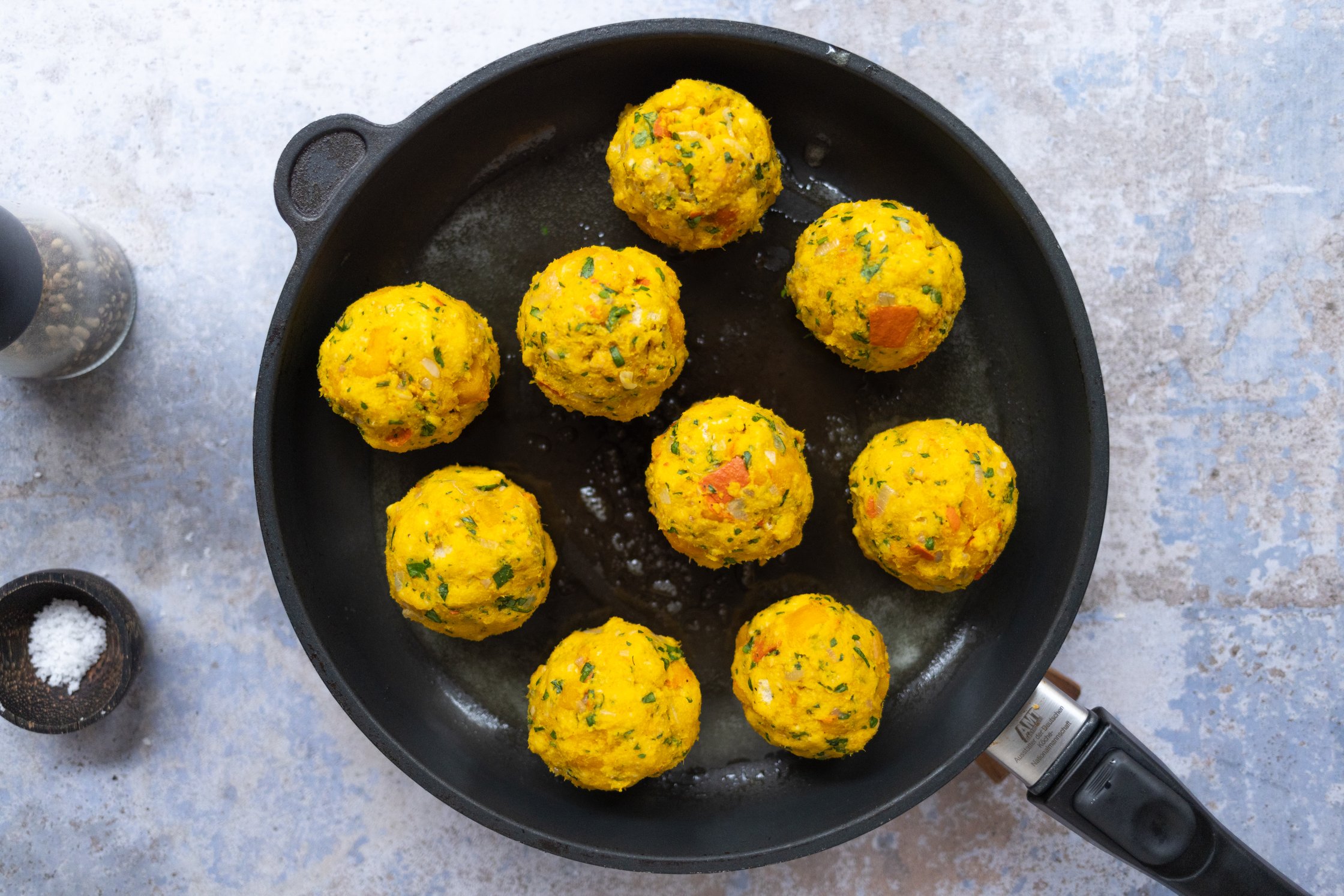kürbisknödel in einer pfanne