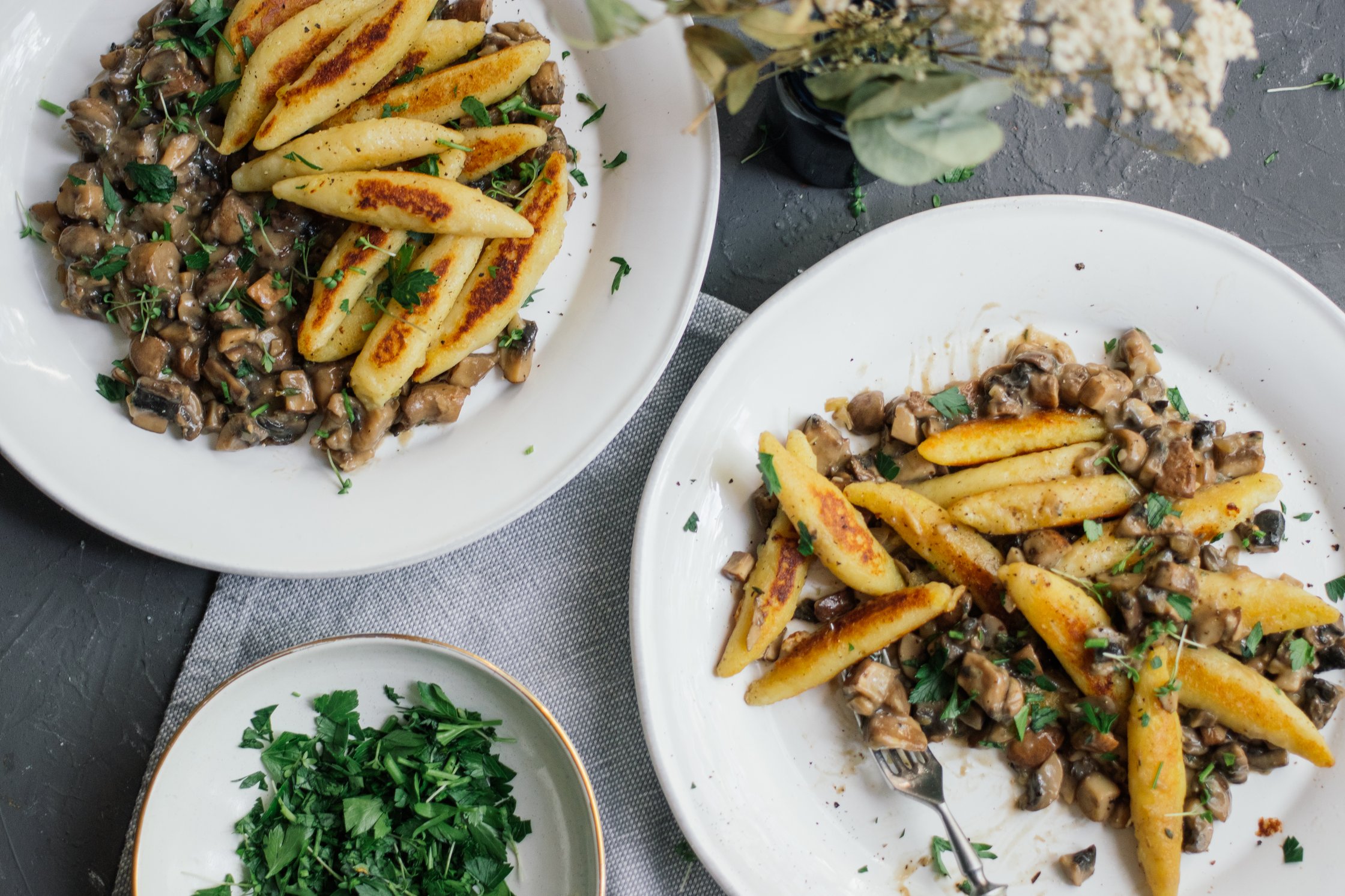 zwei teller vegane schupfnudel pilz pfanne
