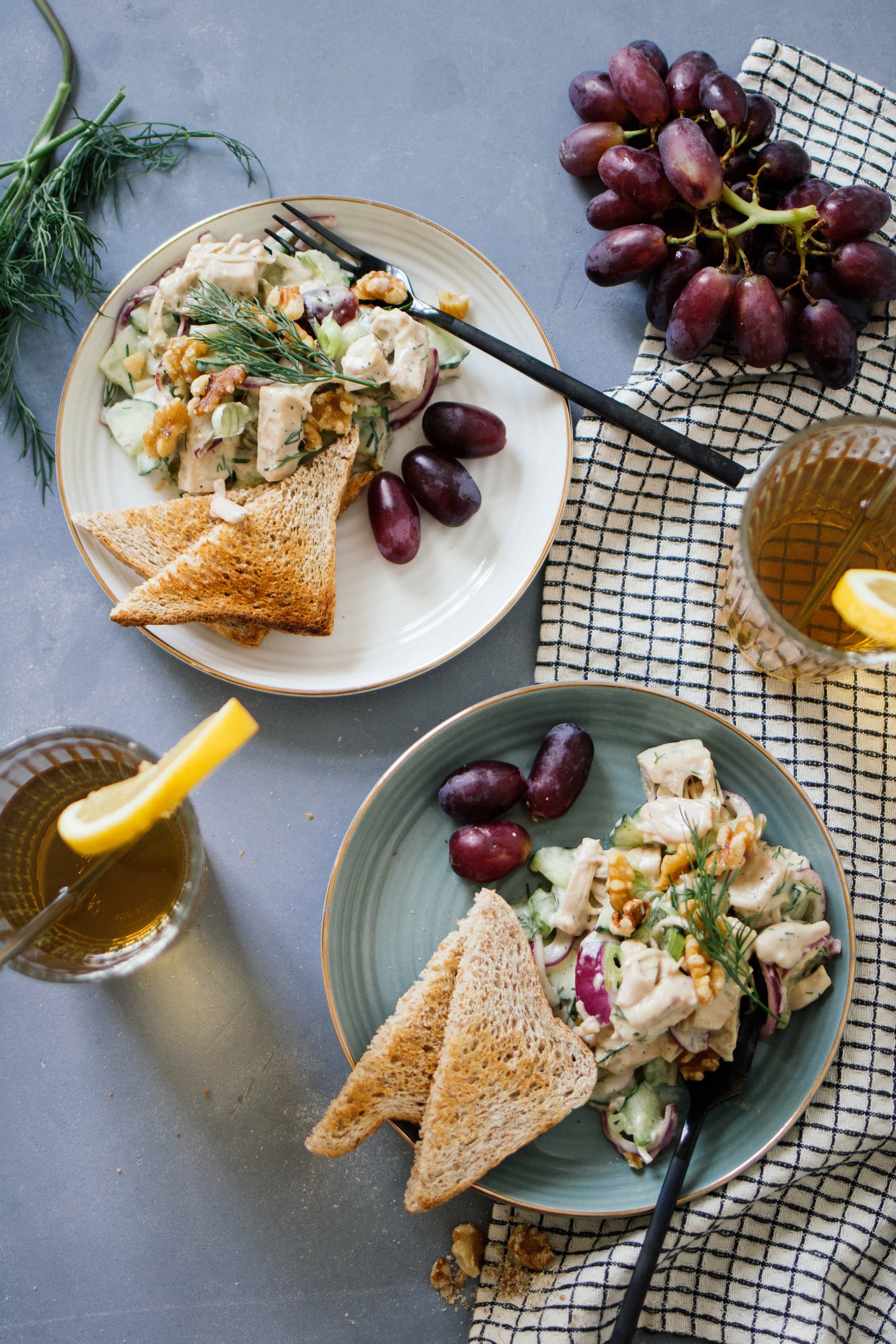 chicken salat with grapes on two plates