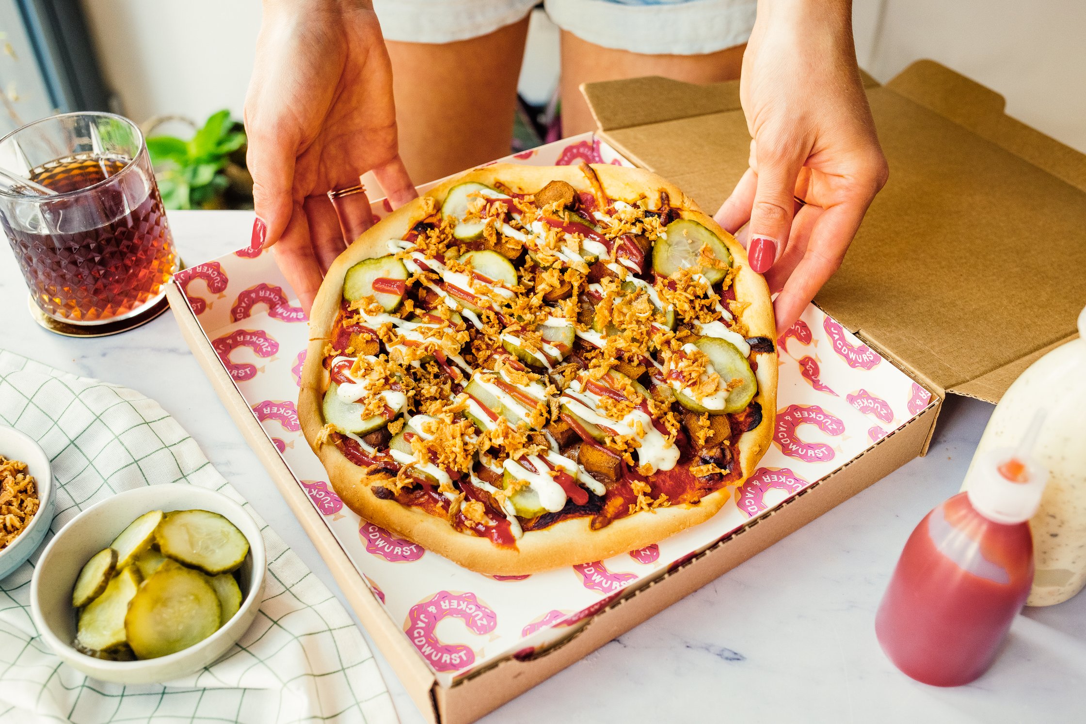 vegane Hot Dog Pizza in Pizzakarton