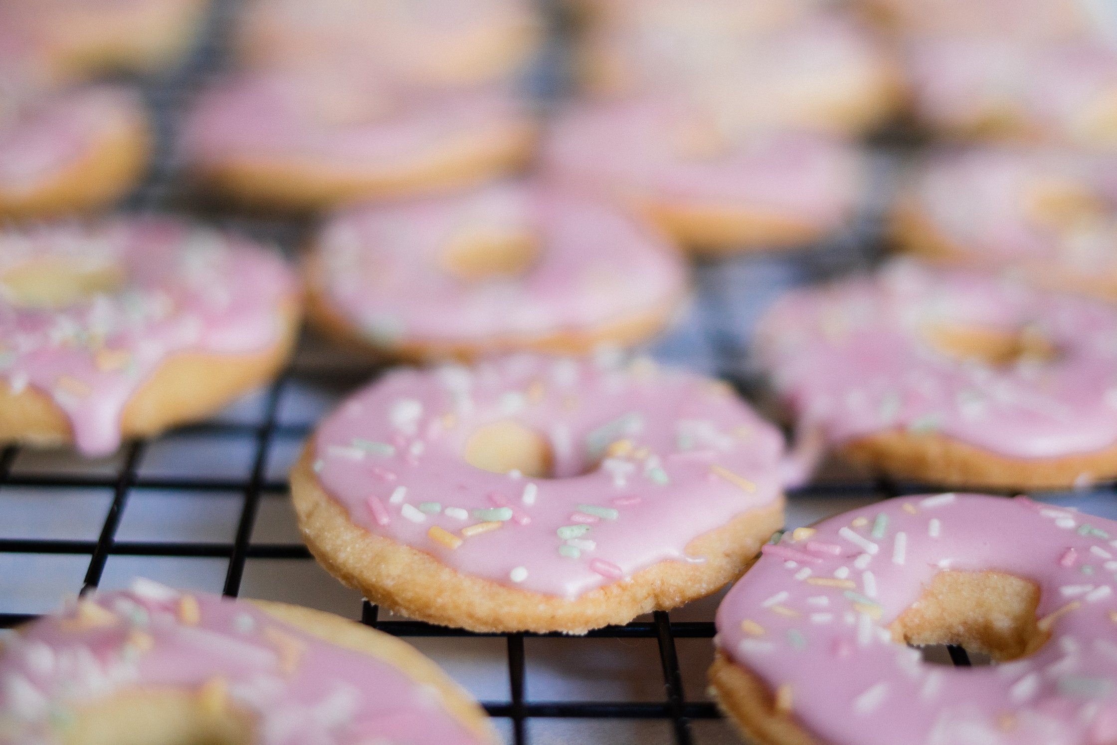 vegane Ausstecher mit rosanem Zuckerguss