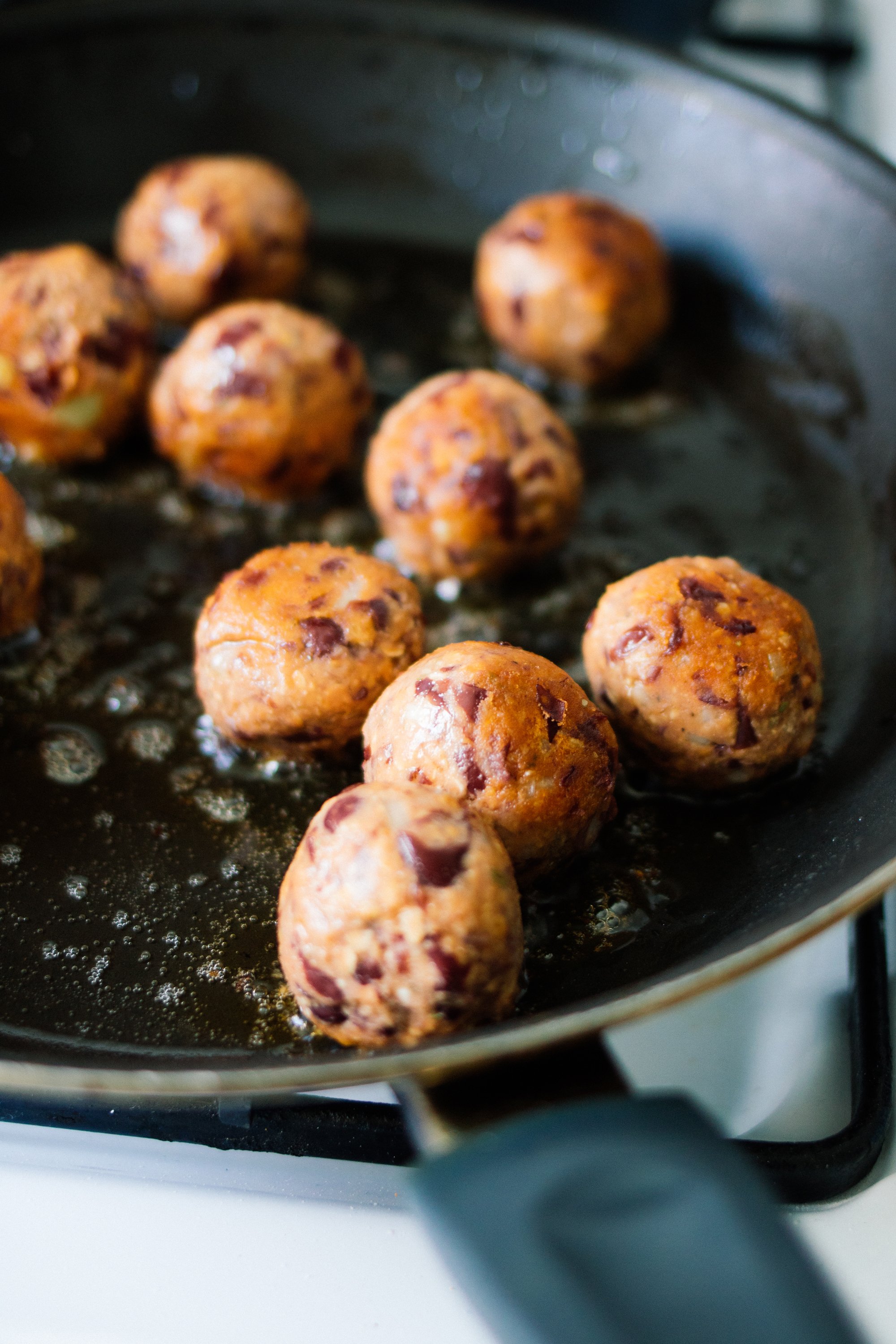 vegane fleischbällchen braten in einer pfanne
