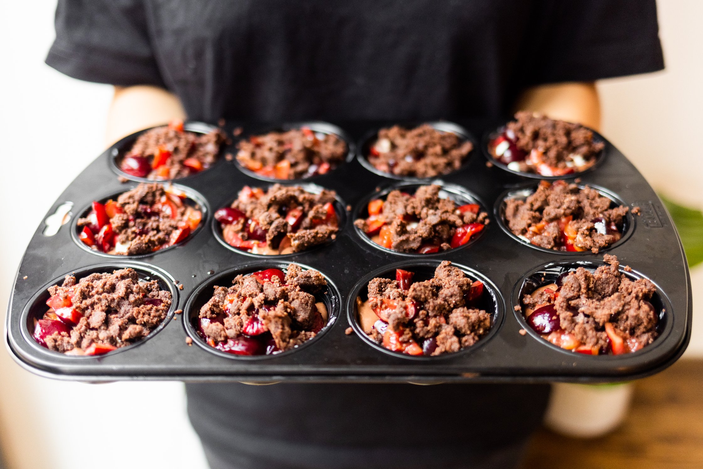 Vegane Schoko-Kirsch-Muffins mit Cheesecake-Füllung in einer Muffinform