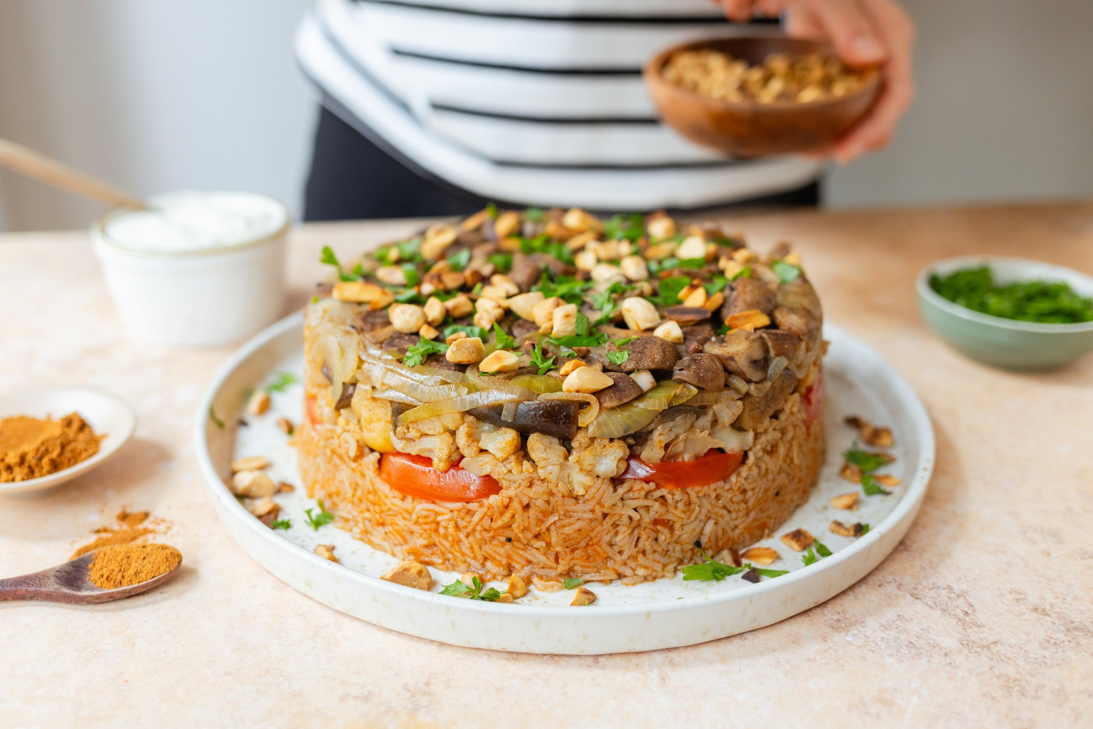 veganes Maqluba auf einem großen Teller serviert