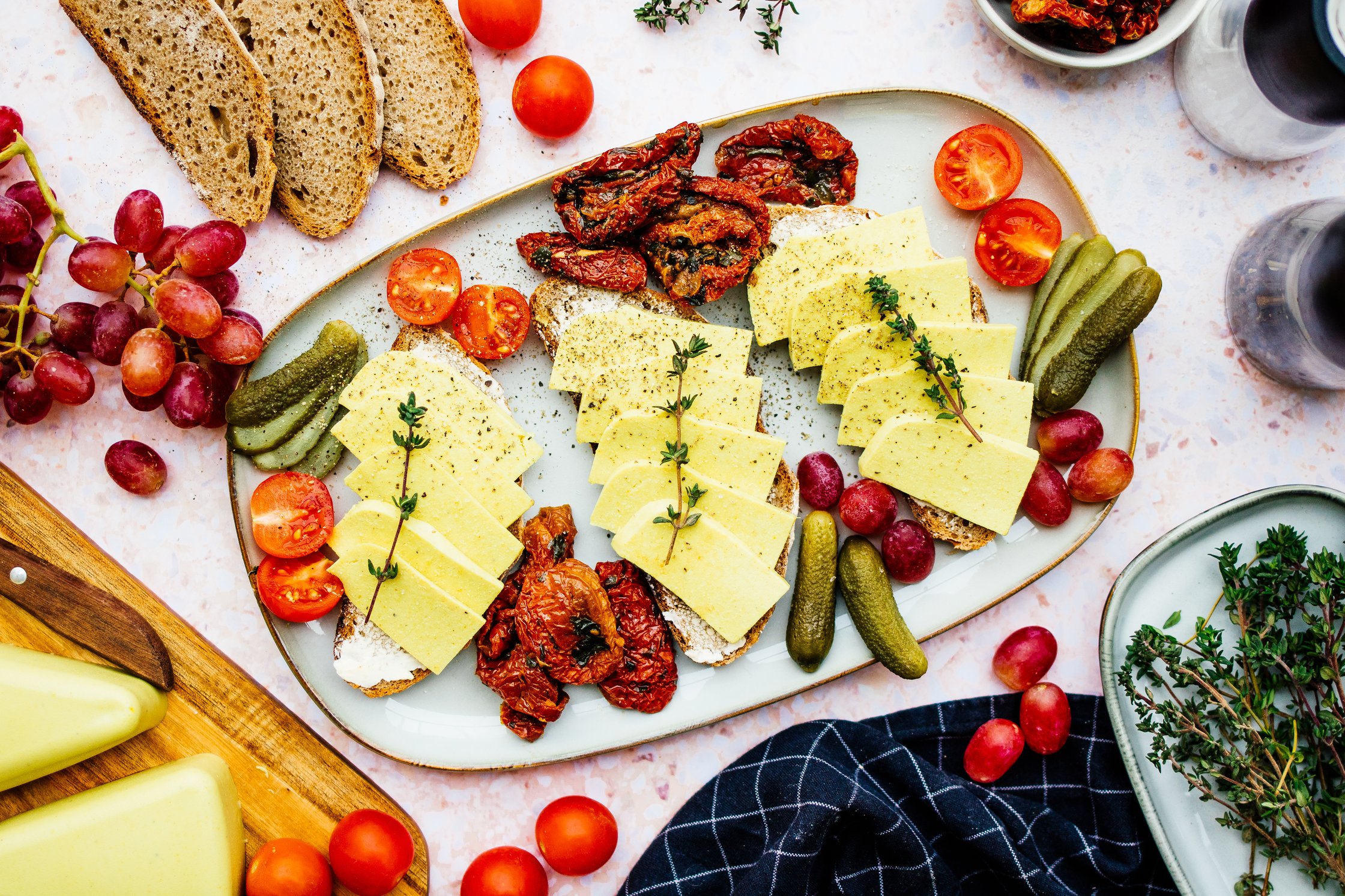 selbstgemachter veganer Käse auf Brot