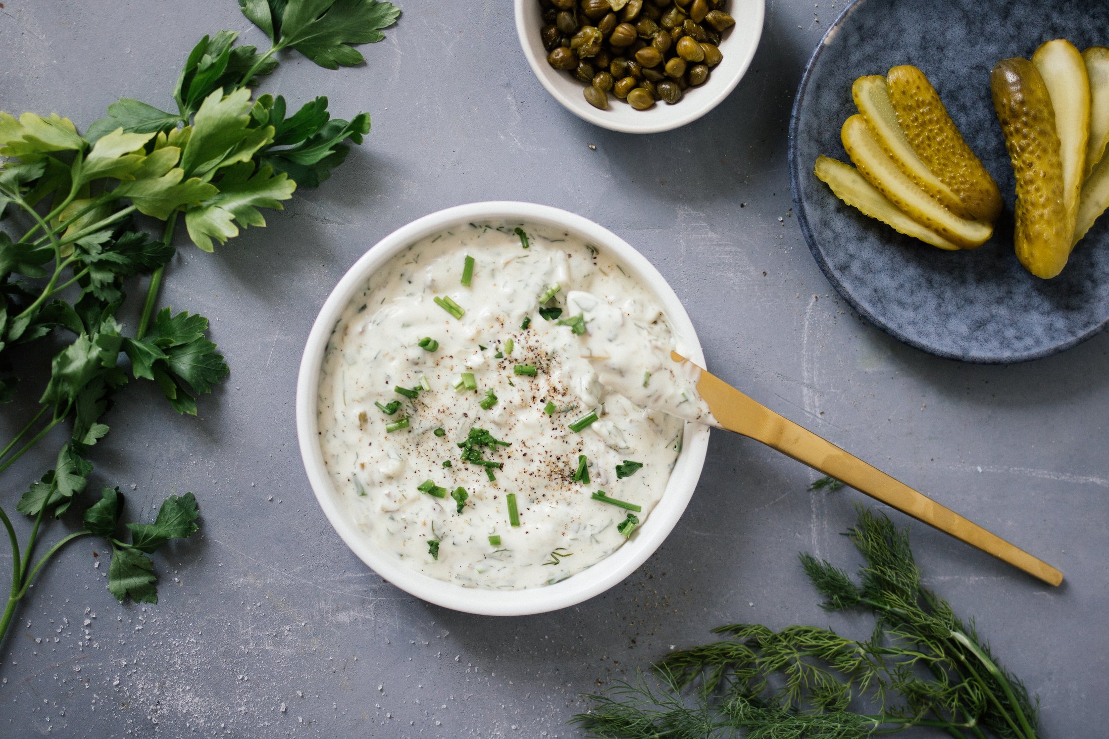 Remoulade angerichtet in einem Schälchen
