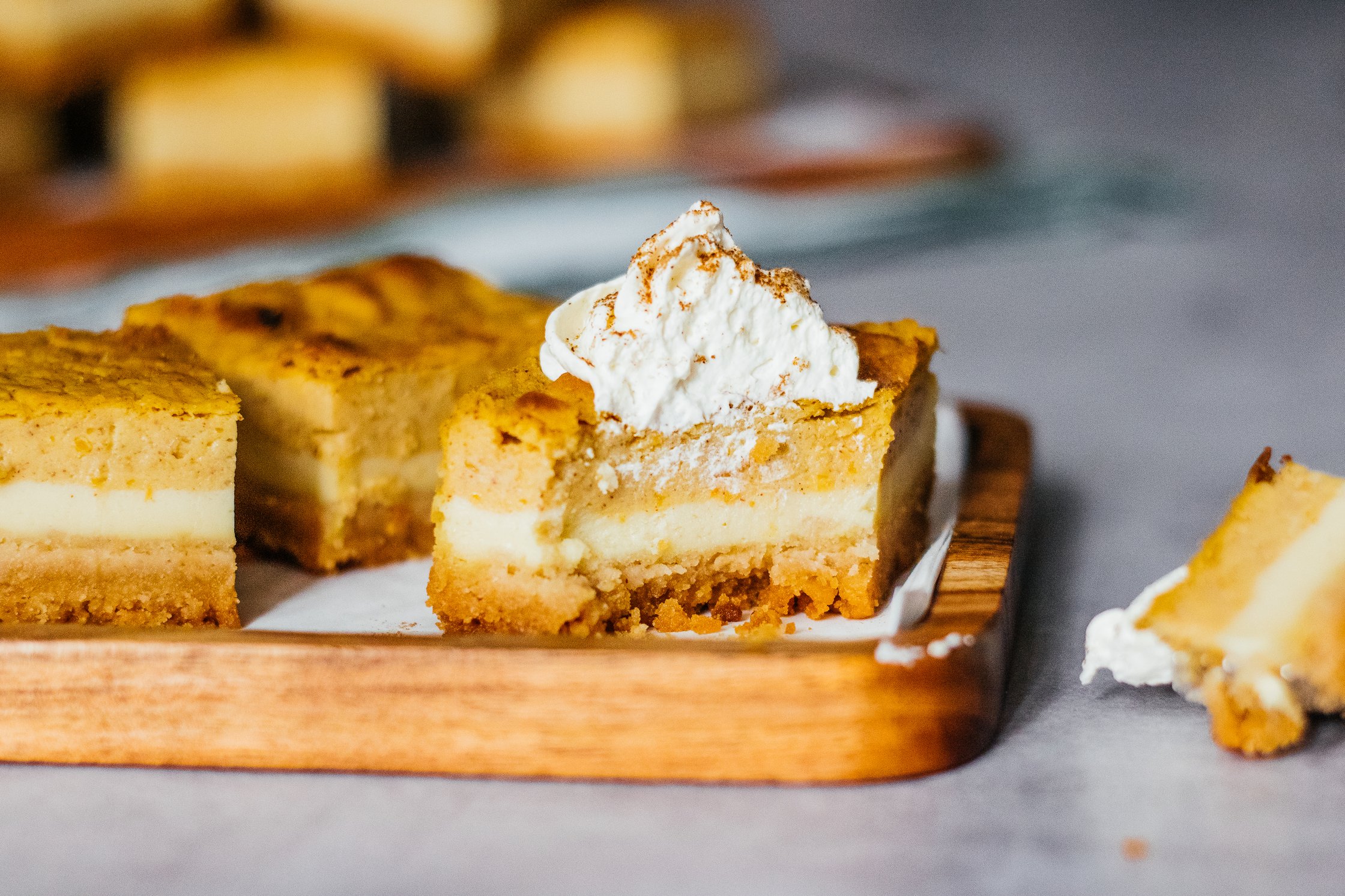 Käsekuchen auf einem Holzbrett serviert