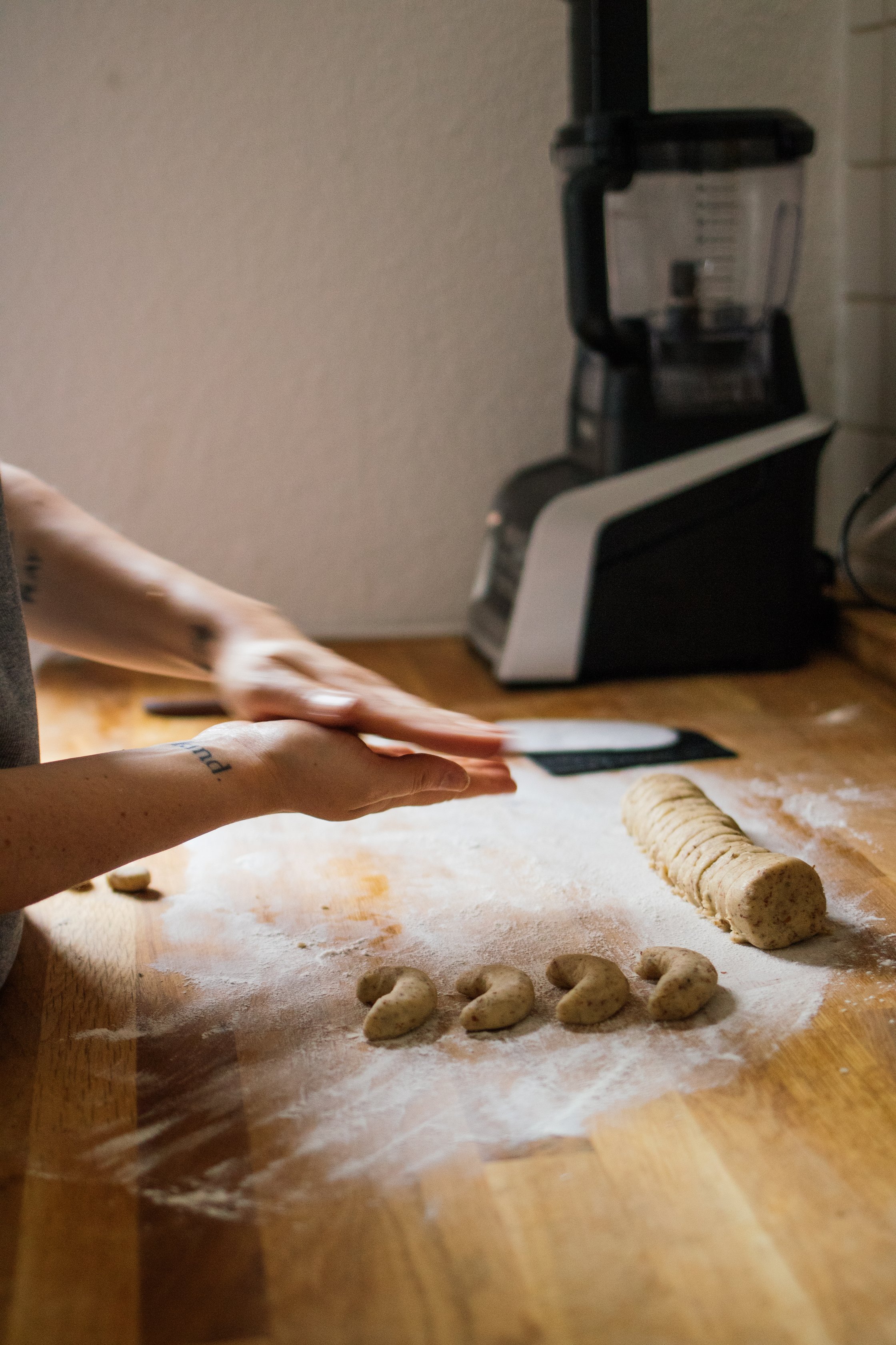 Teig ausrollen um Vegane Vanillekipferl zu backen