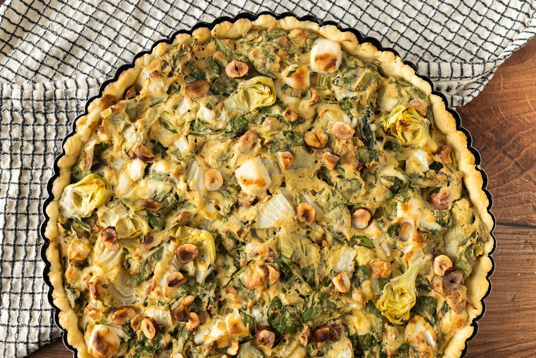 Vegane Quiche mit „Feta“, Spinat und Artischocken