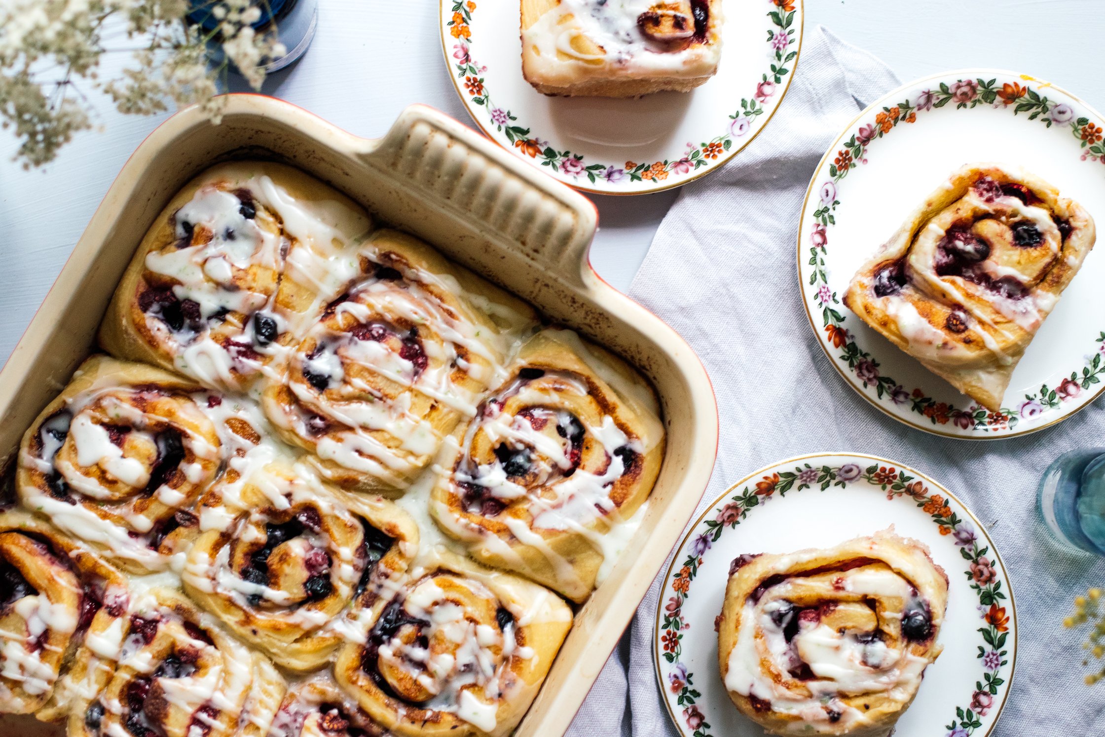 vegane beerenschnecken in backform