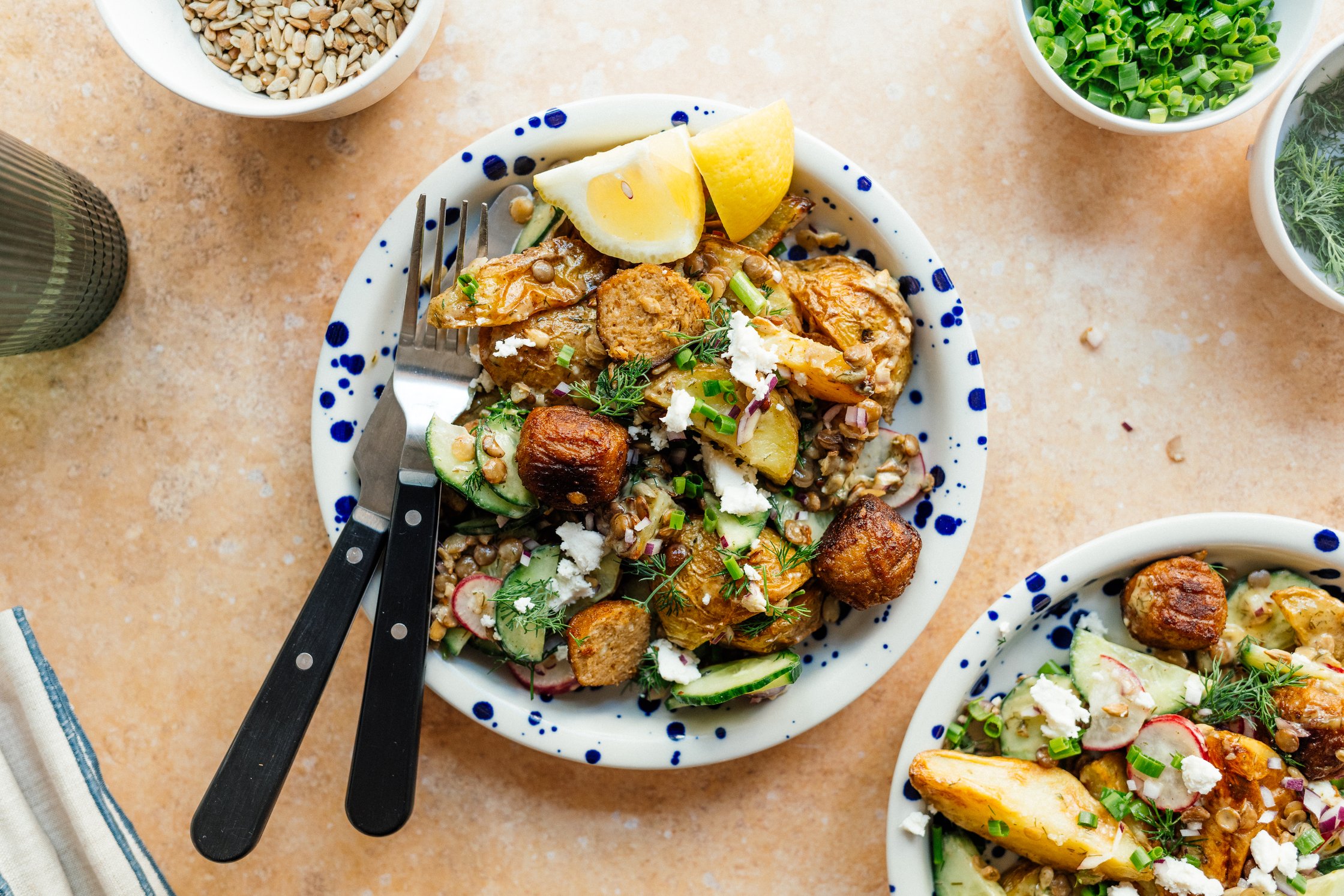 veganer Kartoffelsalat mit Linsen auf einem Teller