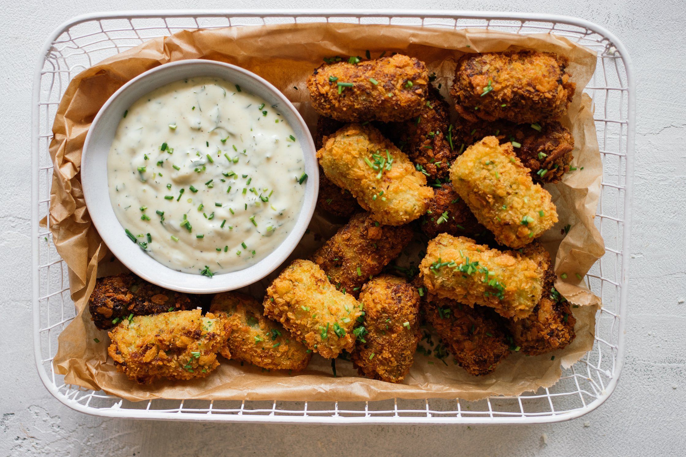 vegane brokkoli kroketten nach dem frittieren mit kräuterdip