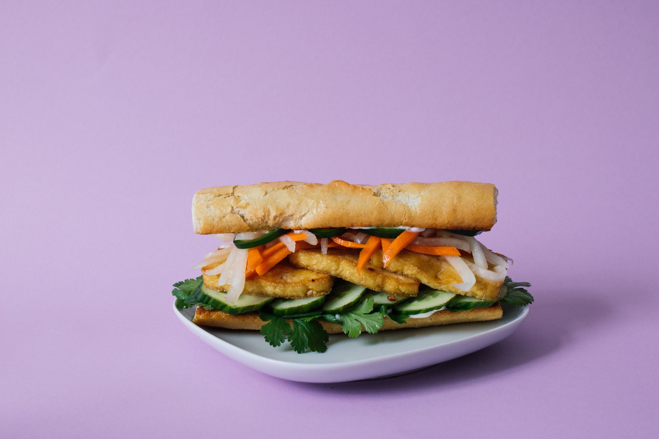veganes banh mi sandwich angerichtet