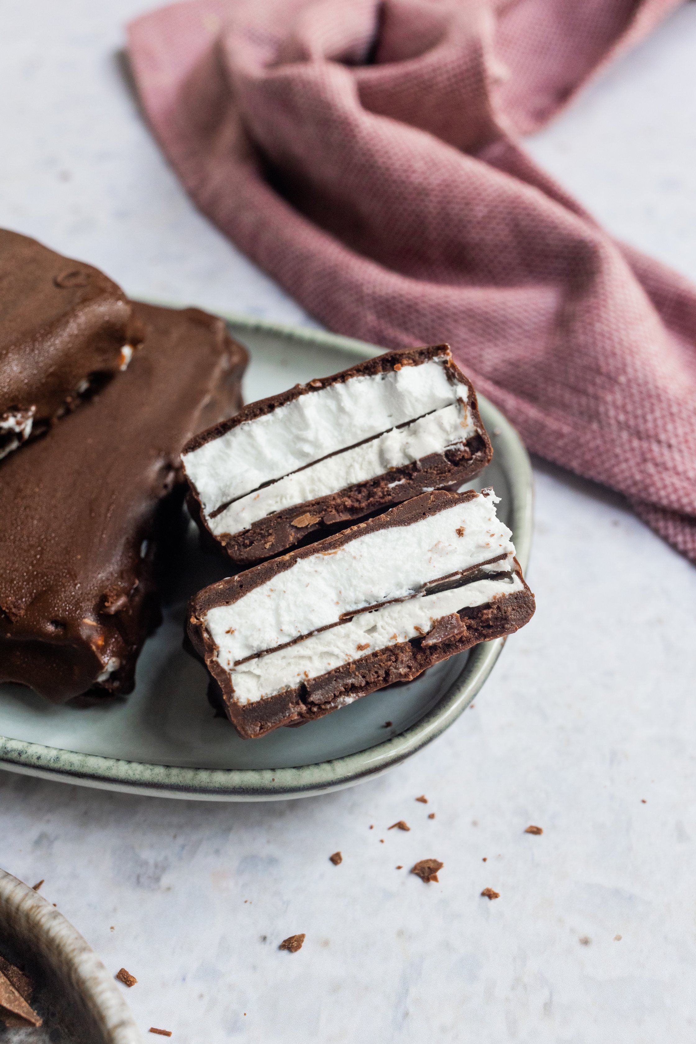 vegan kinder pingui on a plate with some chocolate pieces