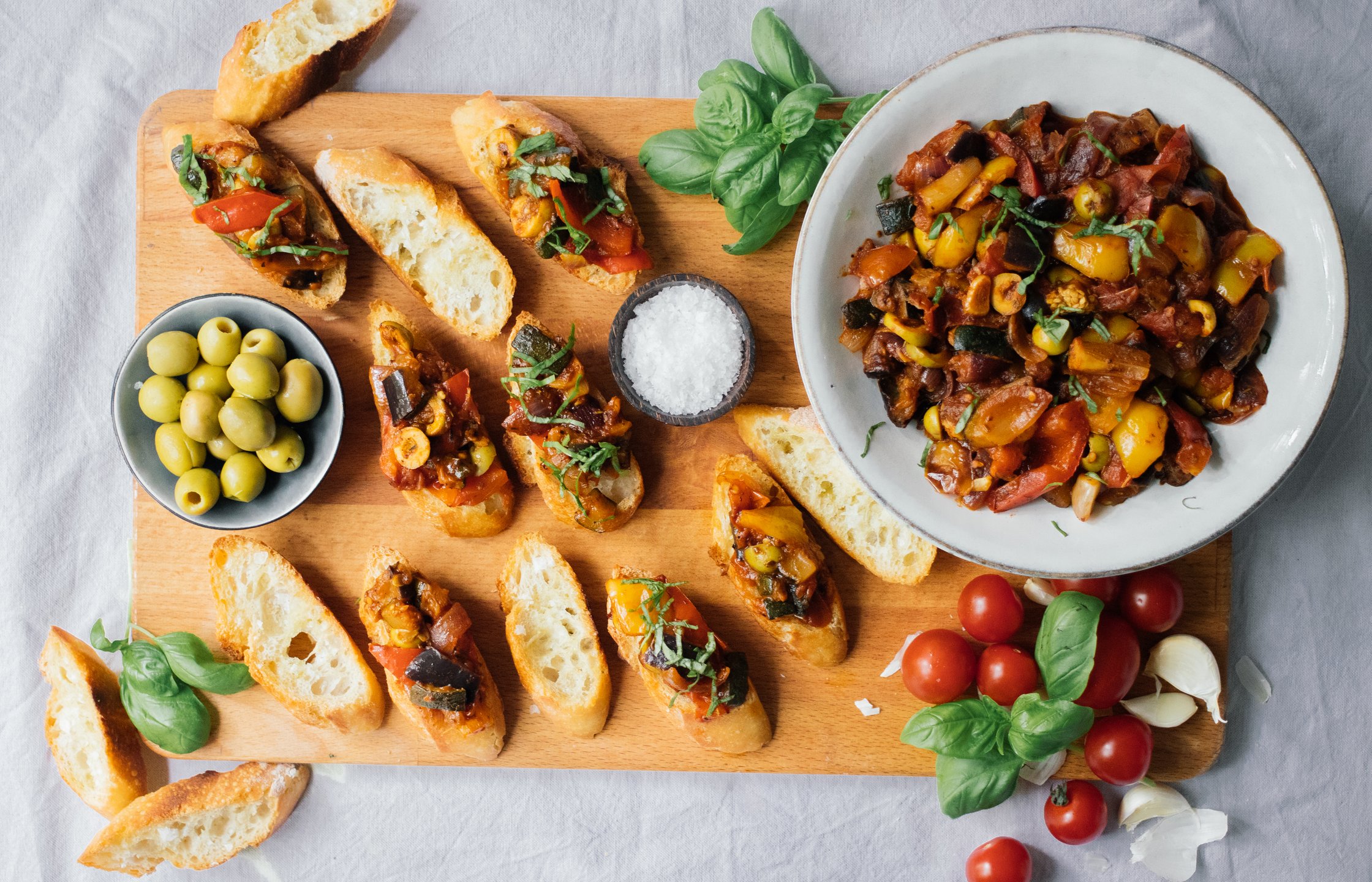 Veganes Ratatouille auf knusprigem brot serviert