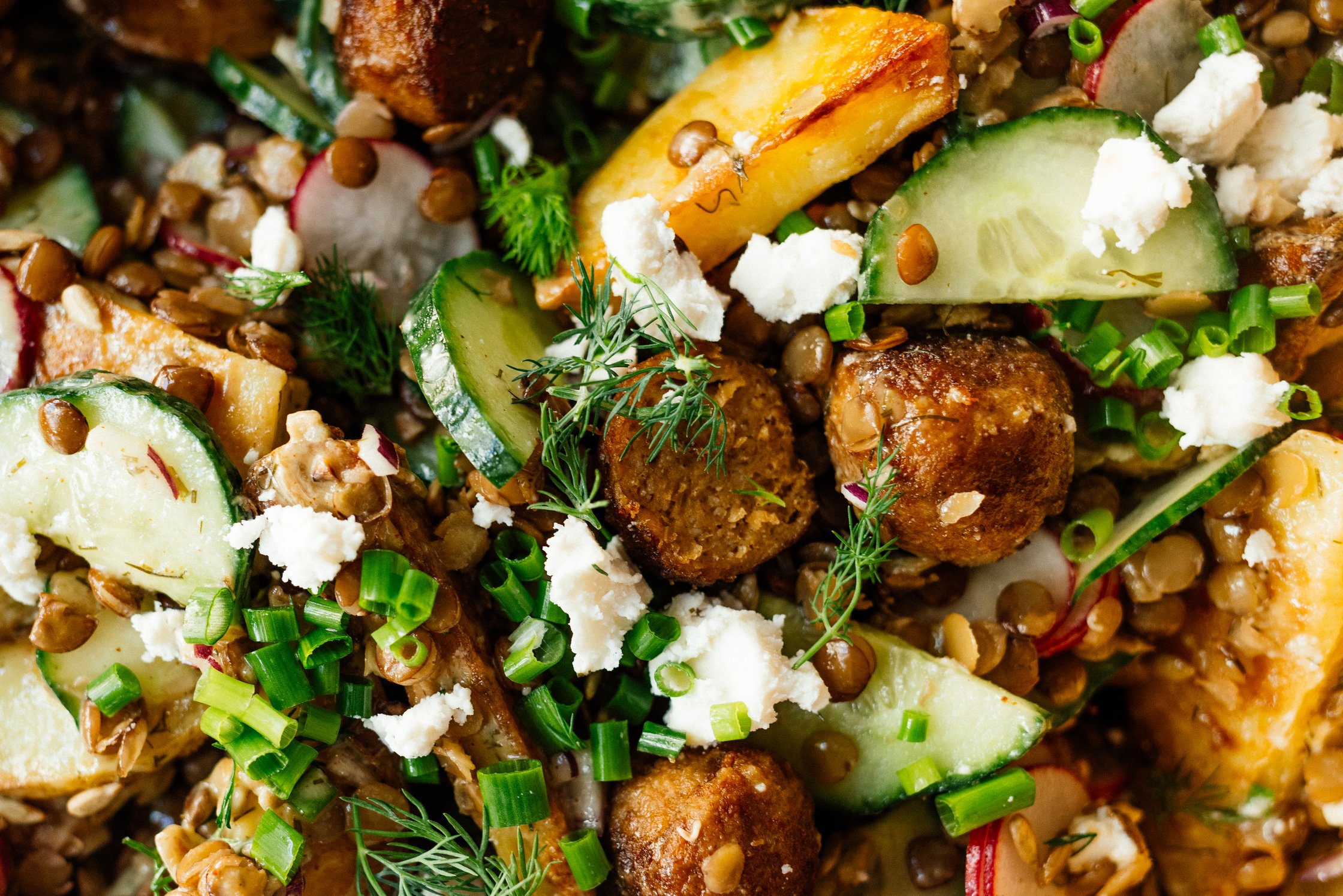 veganer Kartoffelsalat mit Feta und Fleischbällchen