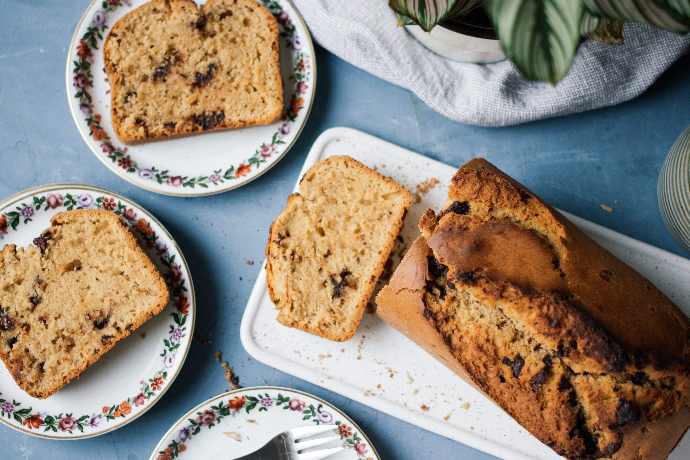 veganer erdnusskuchen in scheiben auf tellern