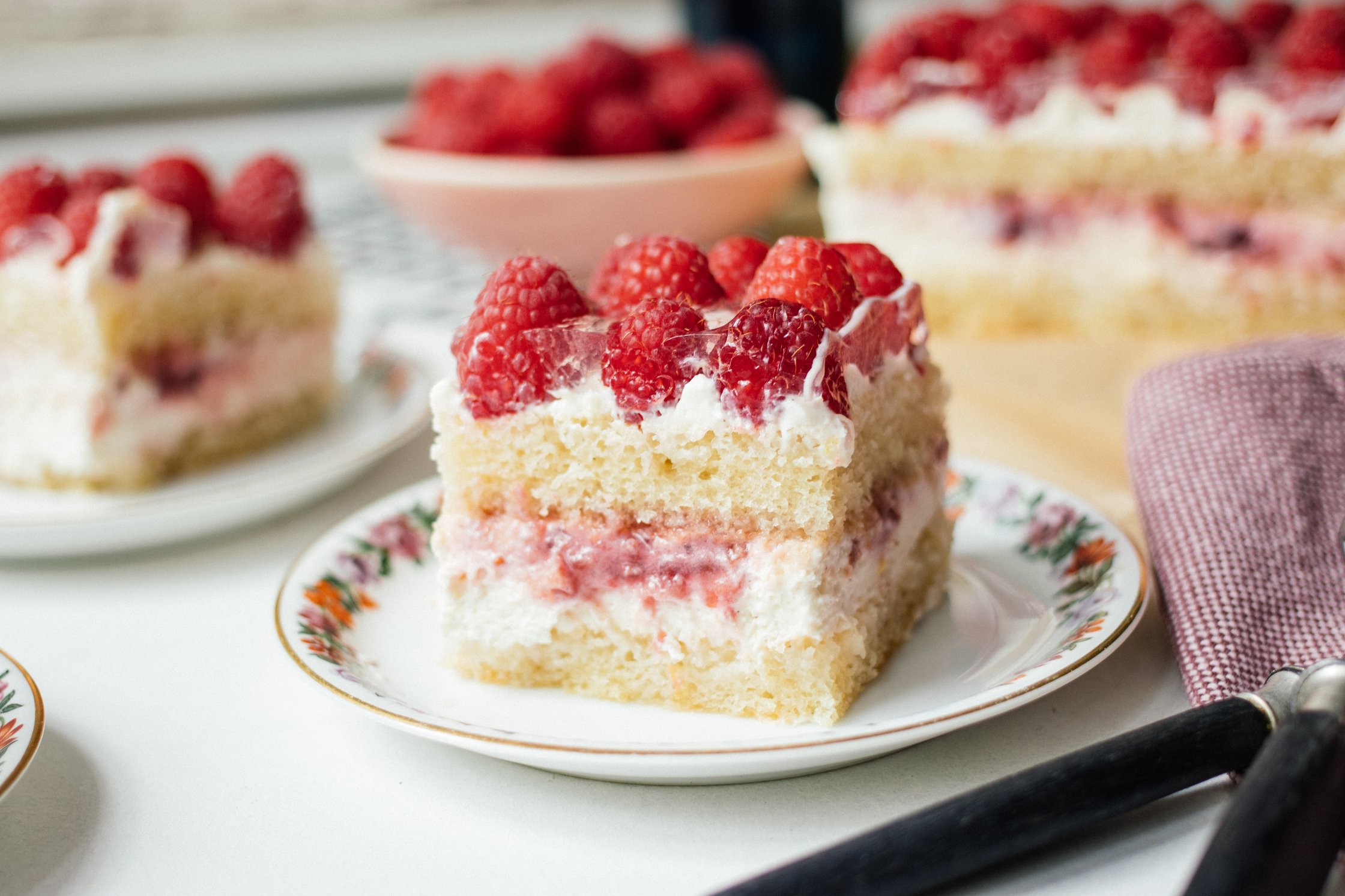nahaufnahme eines stücks veganer himbeerschnitte