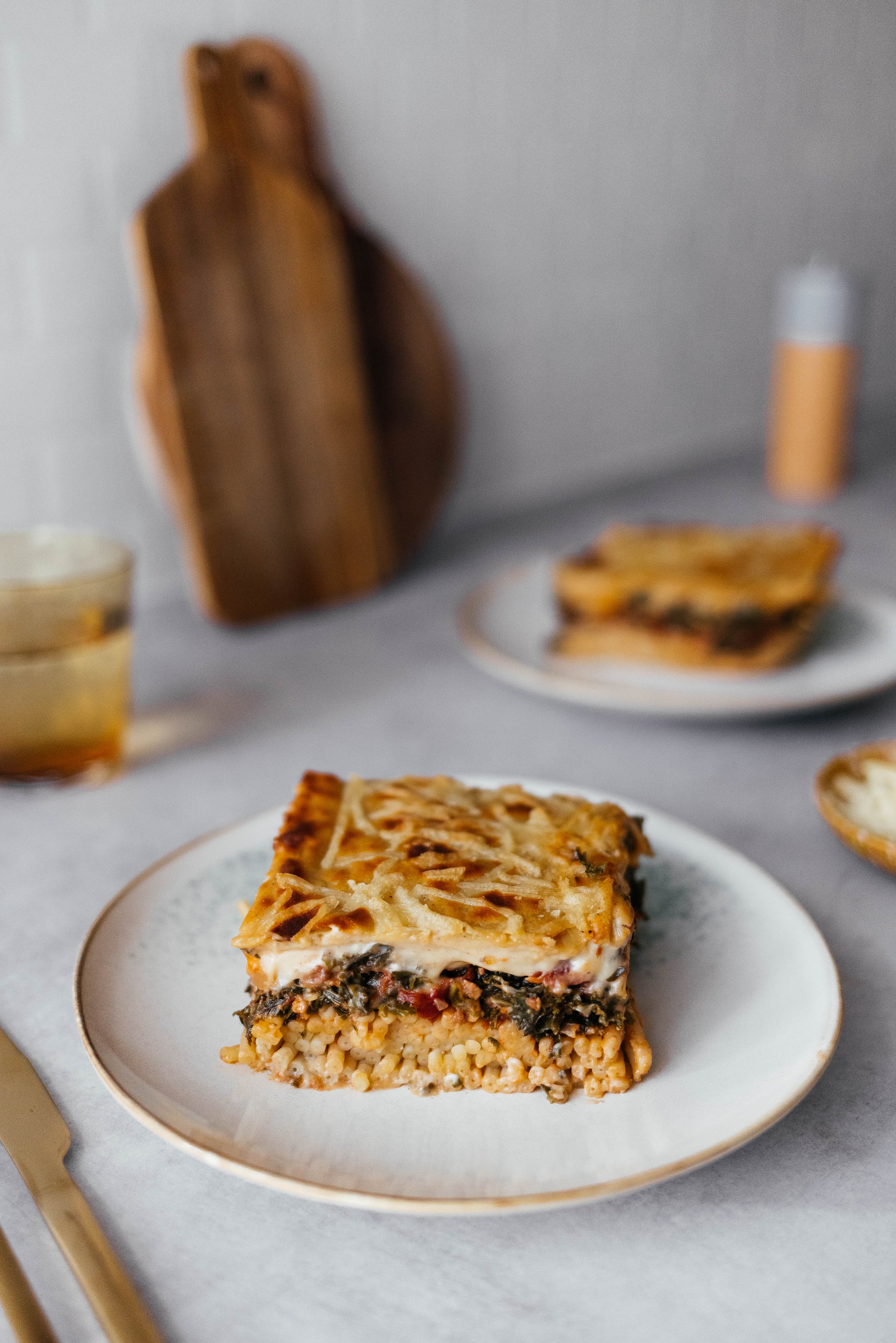 Greek Pasta Casserole mit Grünkohl bereit zum Servieren