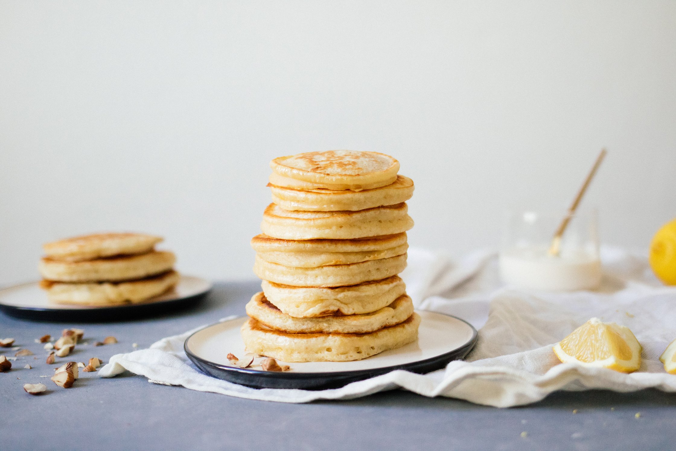 Pancakes ohne Toppings auf einem Teller
