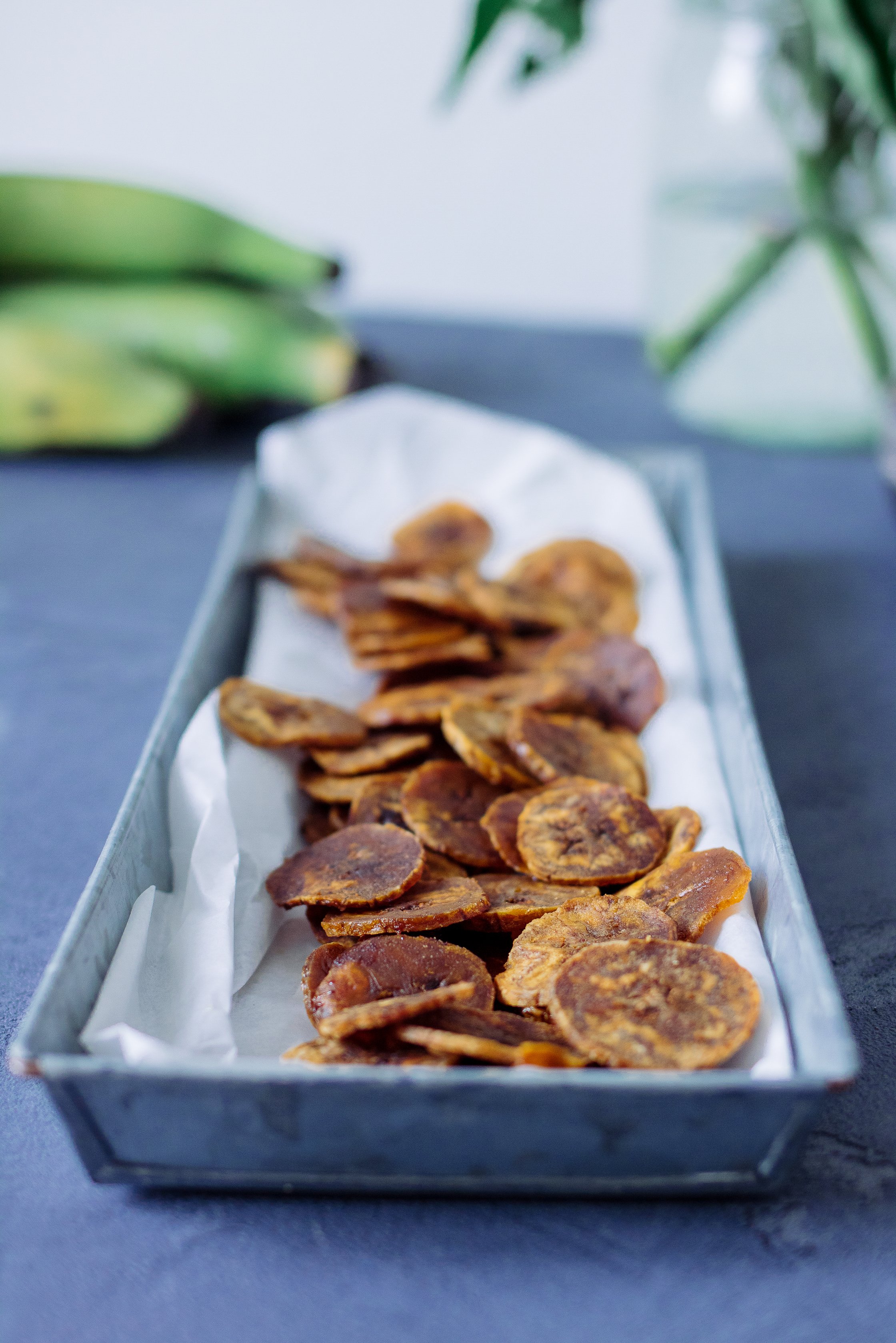 Plantain Chips in einem langen Gefäß