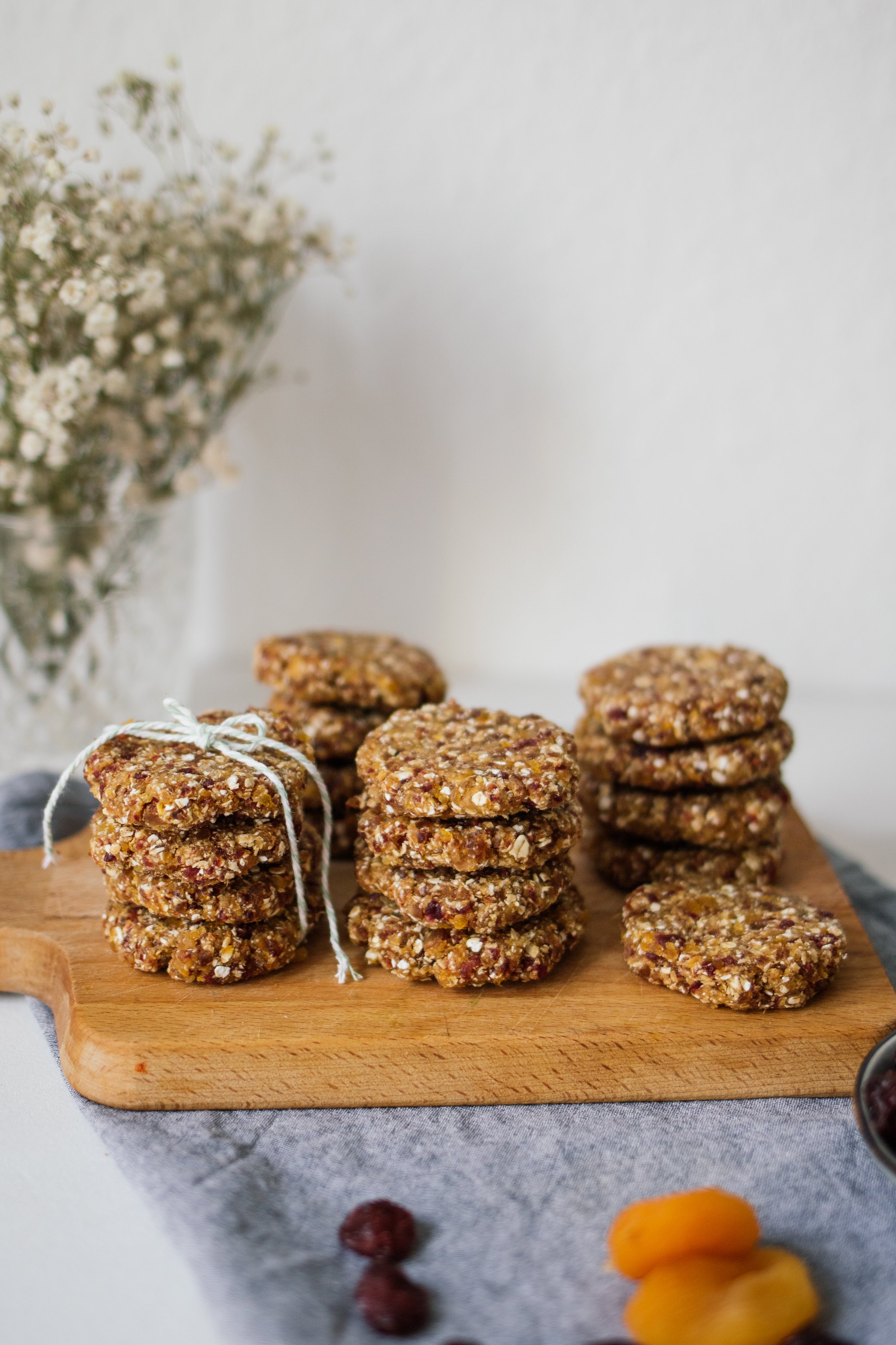 vegane no bake kekse auf dem tisch