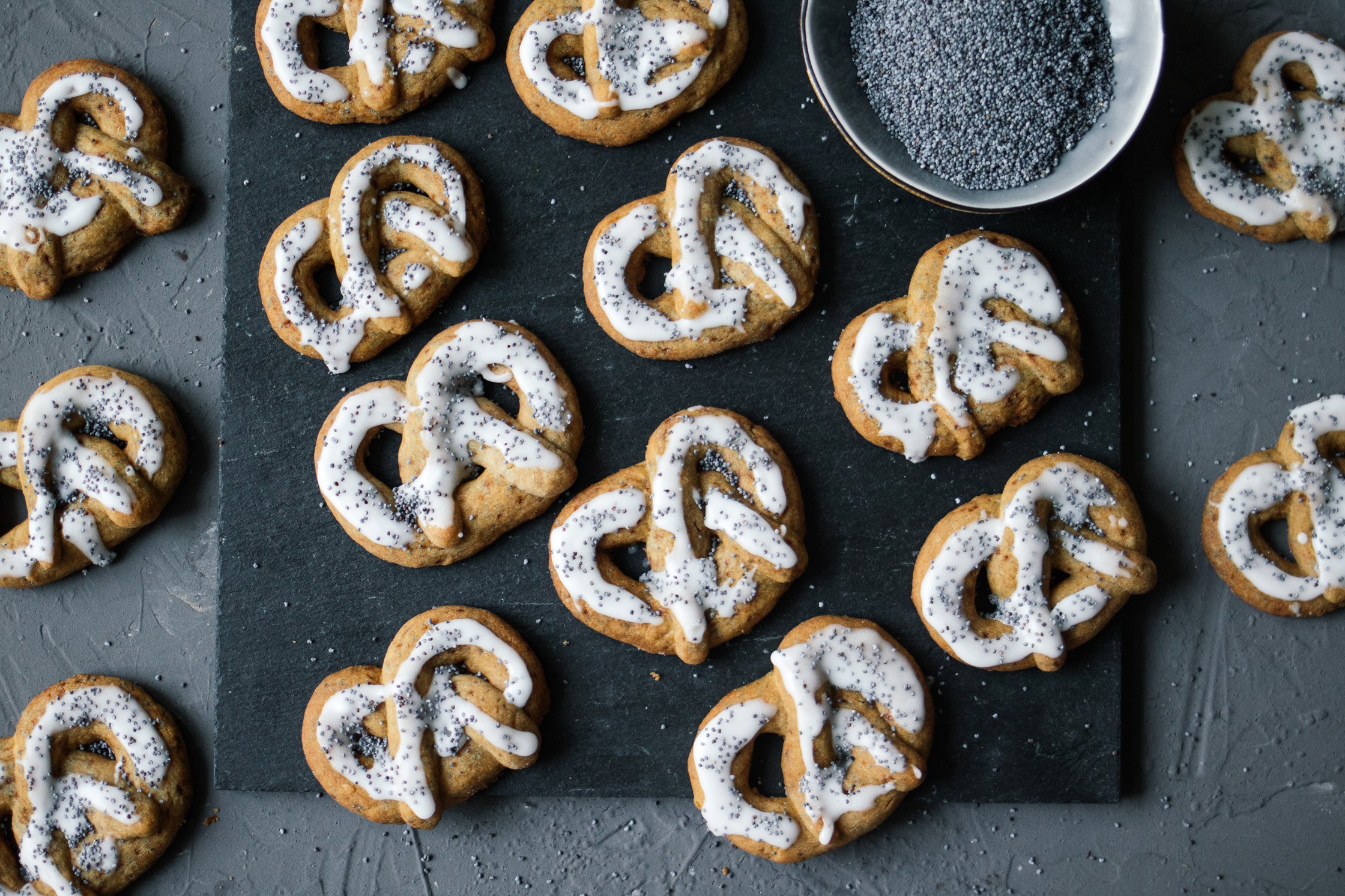 vegan lemon and poppy seed cookies ready to be eaten