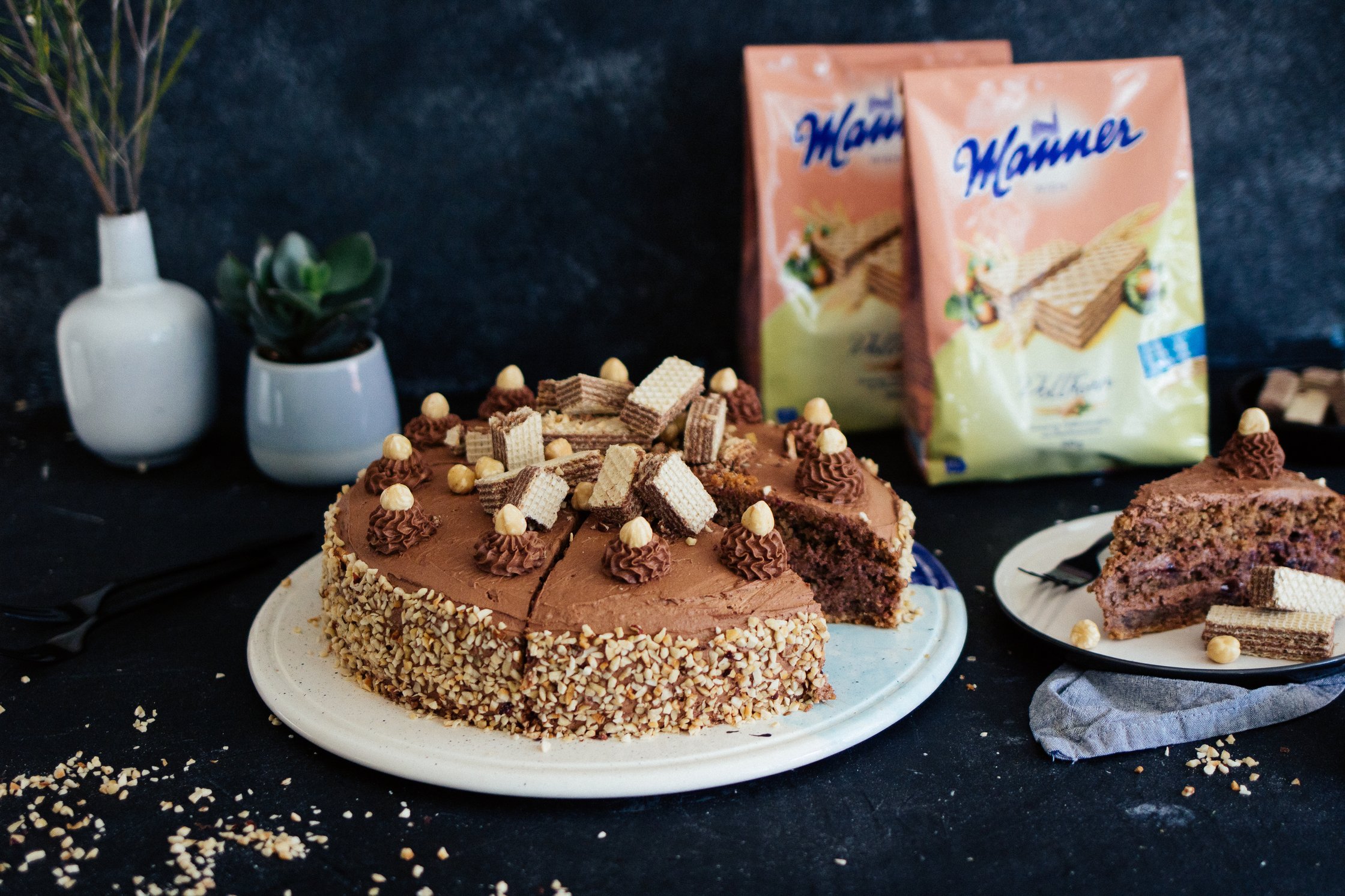 veganer Haselnusskuchen mit Manner Waffeln