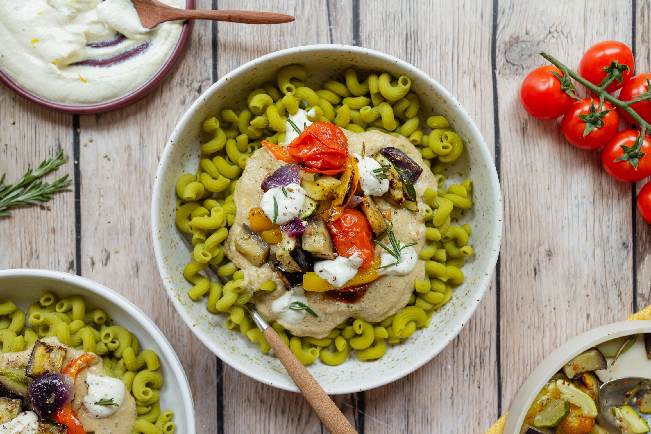 Ofengemüse-Pasta mit Zitronen-Ricotta-Creme auf einem Teller