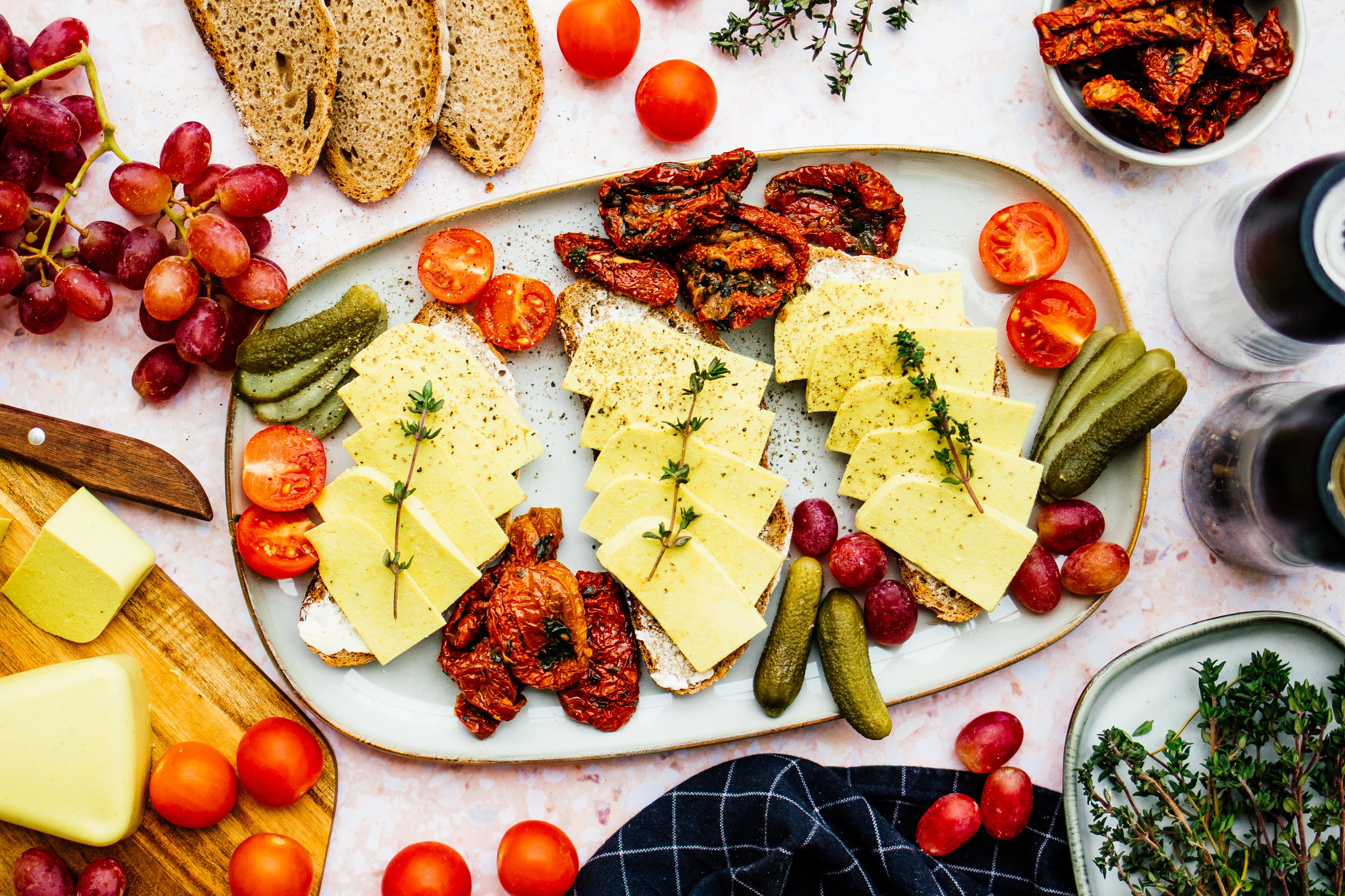 vegane Käsescheiben auf Brot