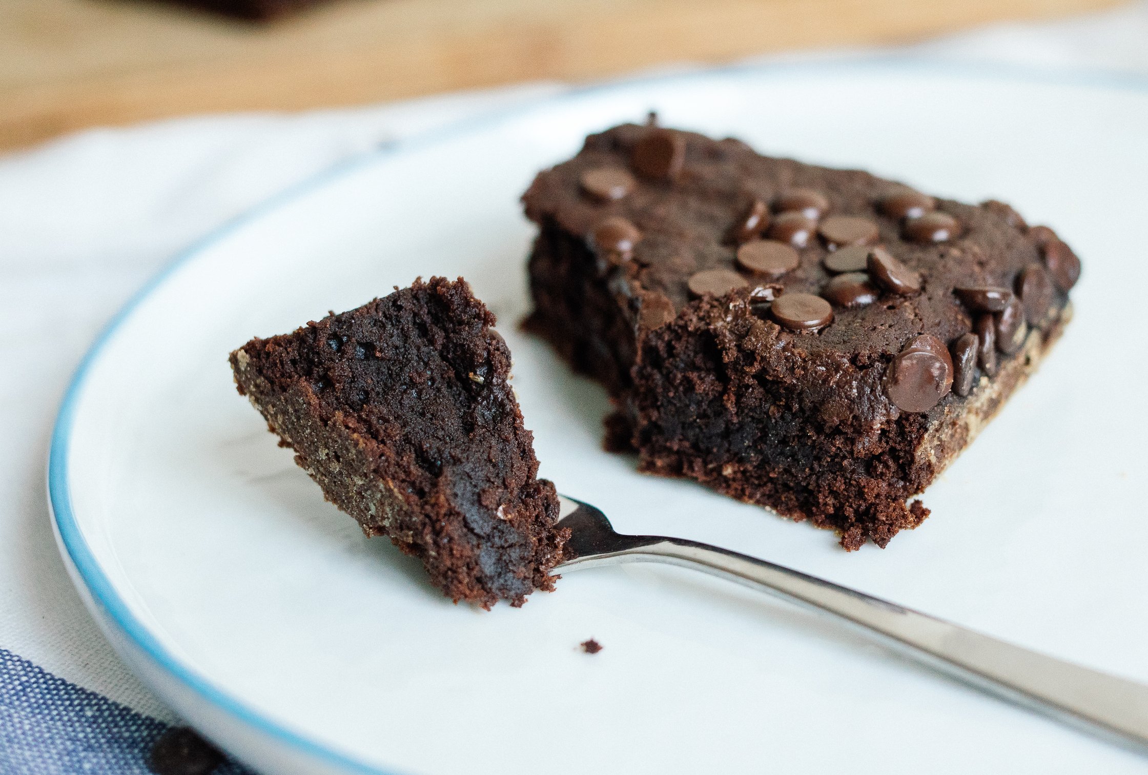 Gabel mit einem Stück Brownie darauf