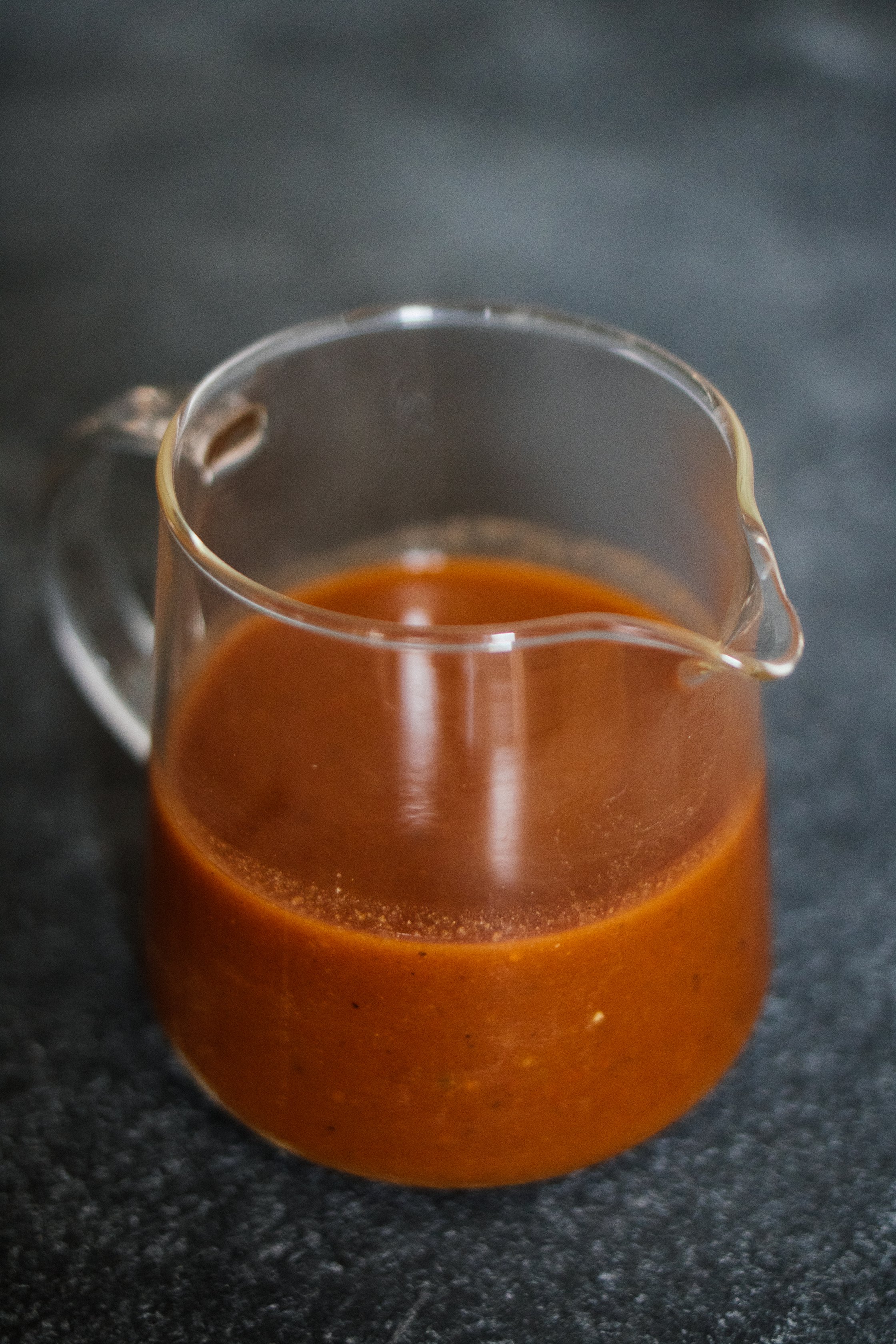 vegane Bratensauce in einem Glasgefäß
