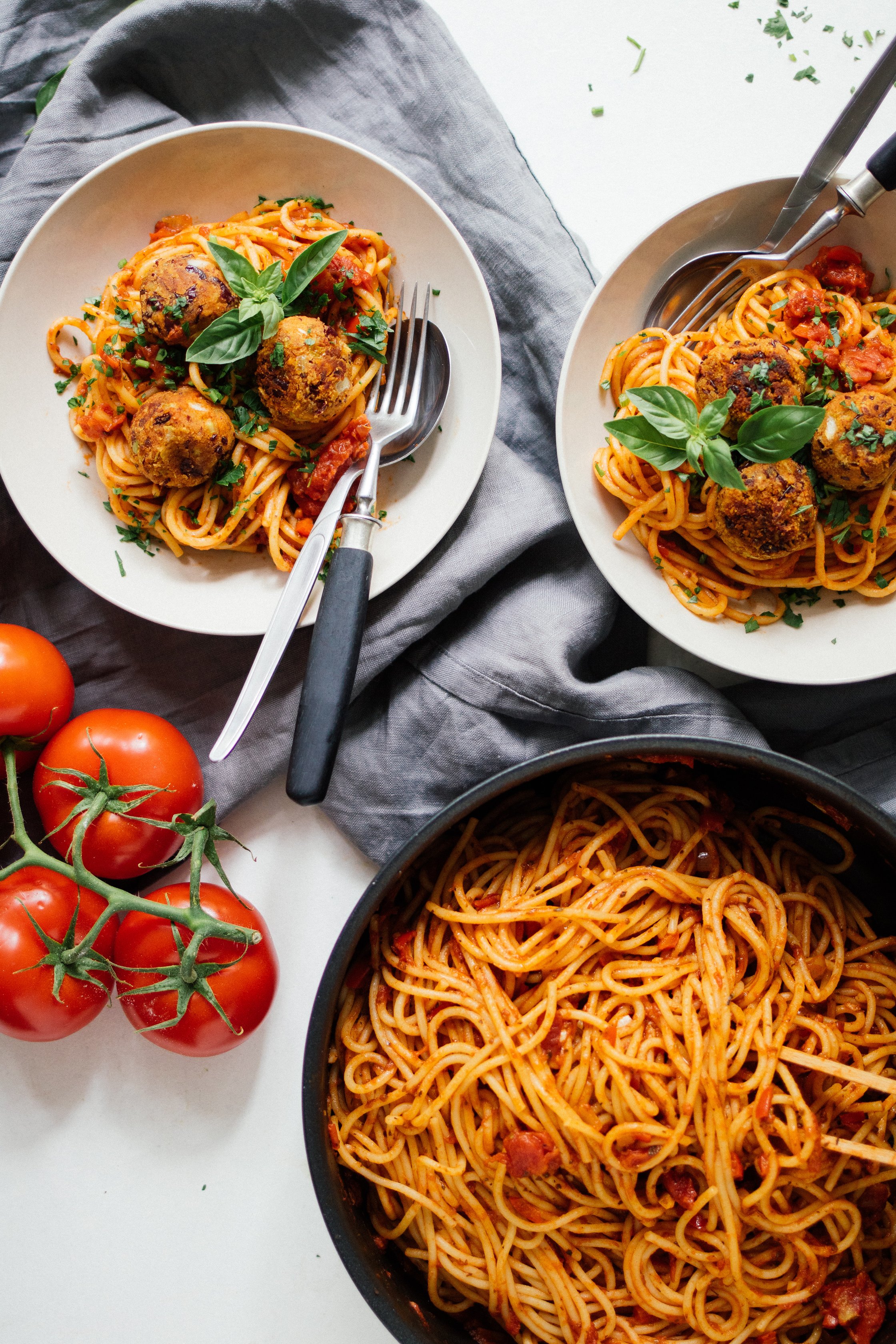 vegane Spaghetti mit Fleischbällchen auf zwei Tellern