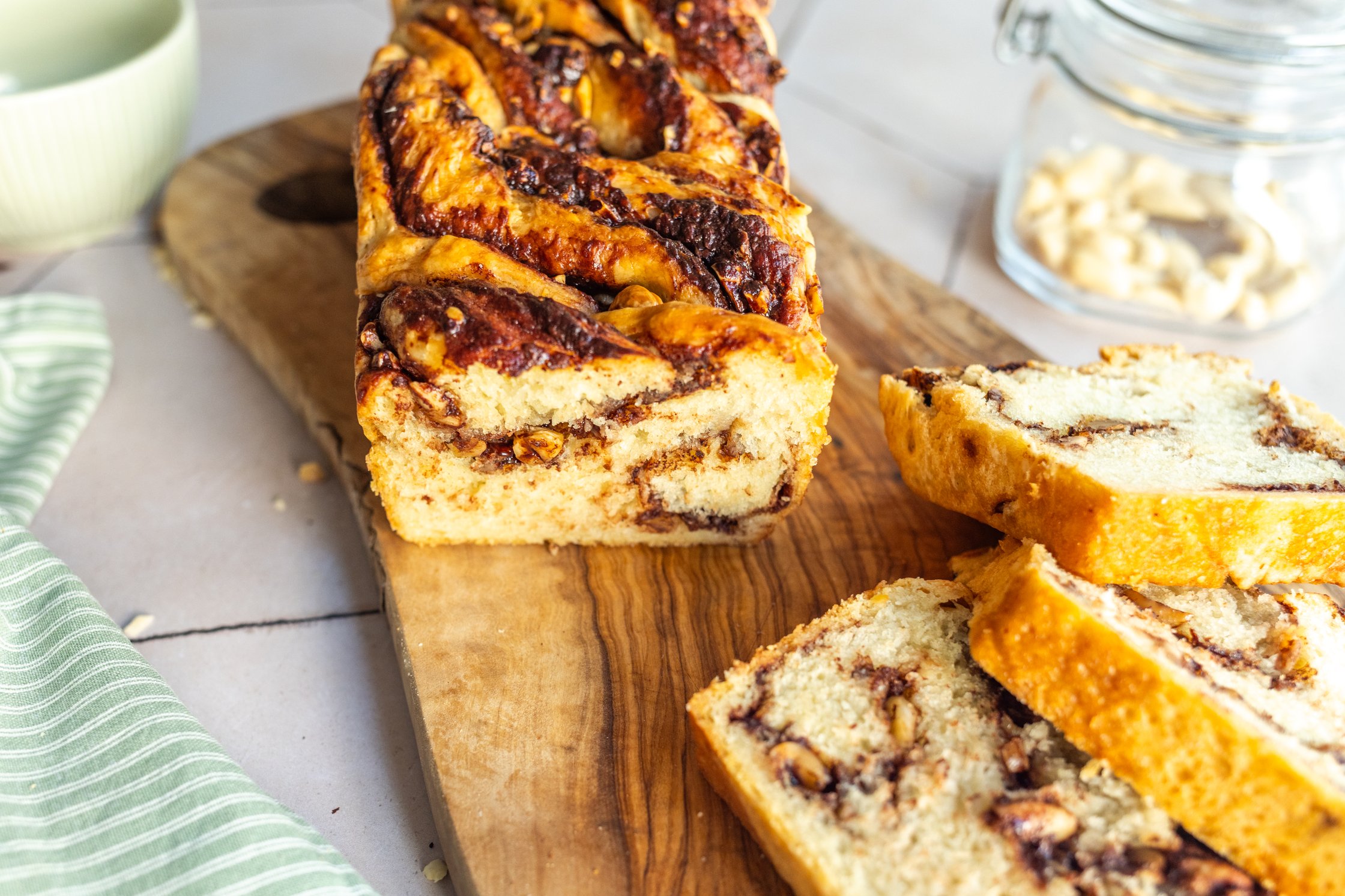 Hier wird die Babka angeschnitten.