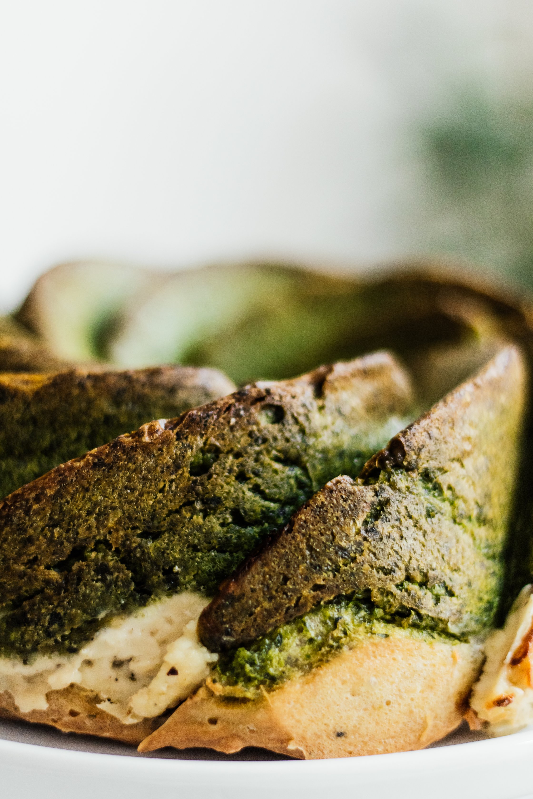 veganer Rührkuchen mit Bärlauch in Nahaufnahme