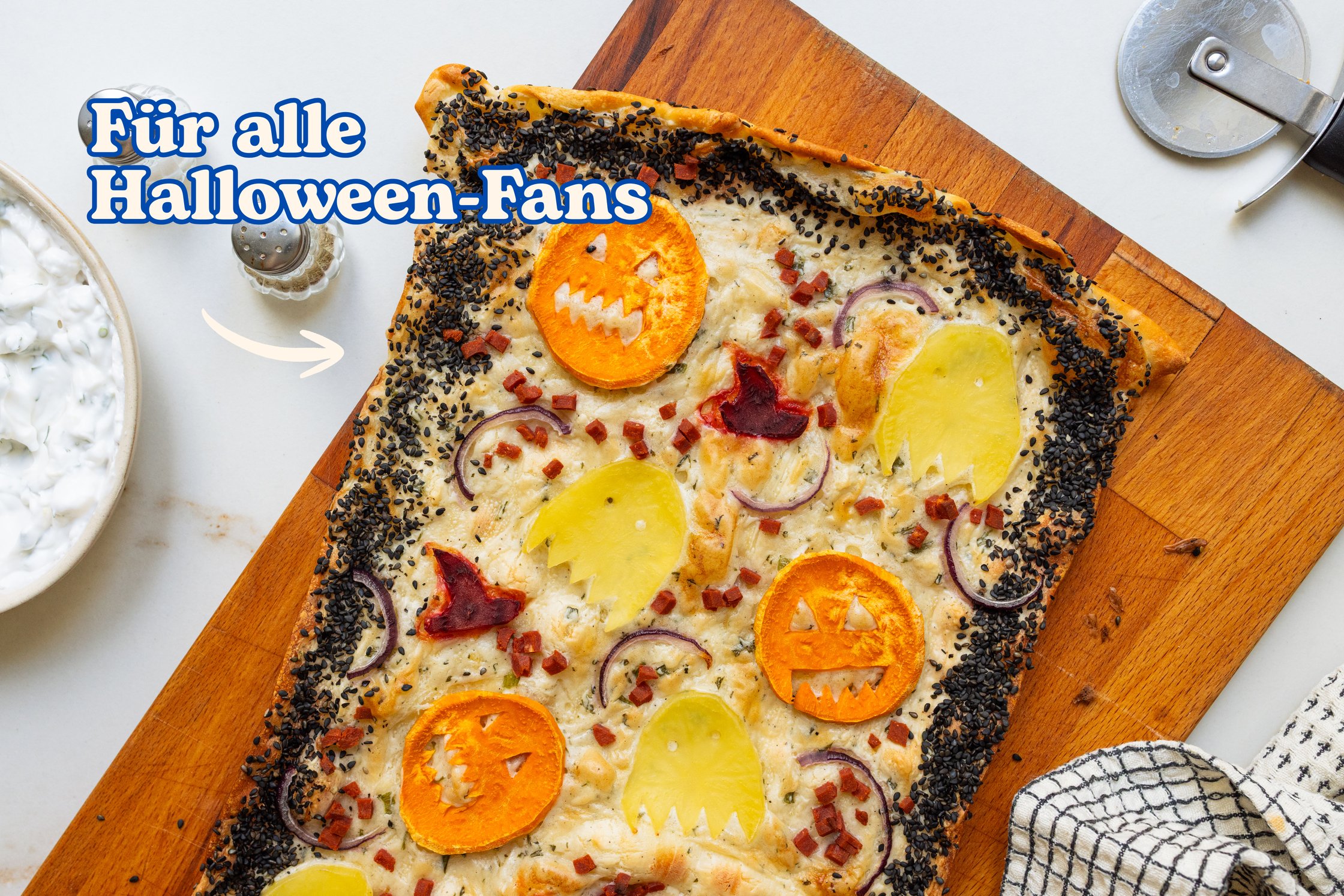 Veganer Flammkuchen mit Süßkartoffeln, Kartoffeln, Rote Beete ausgeschnitten in Halloween-Figuren.