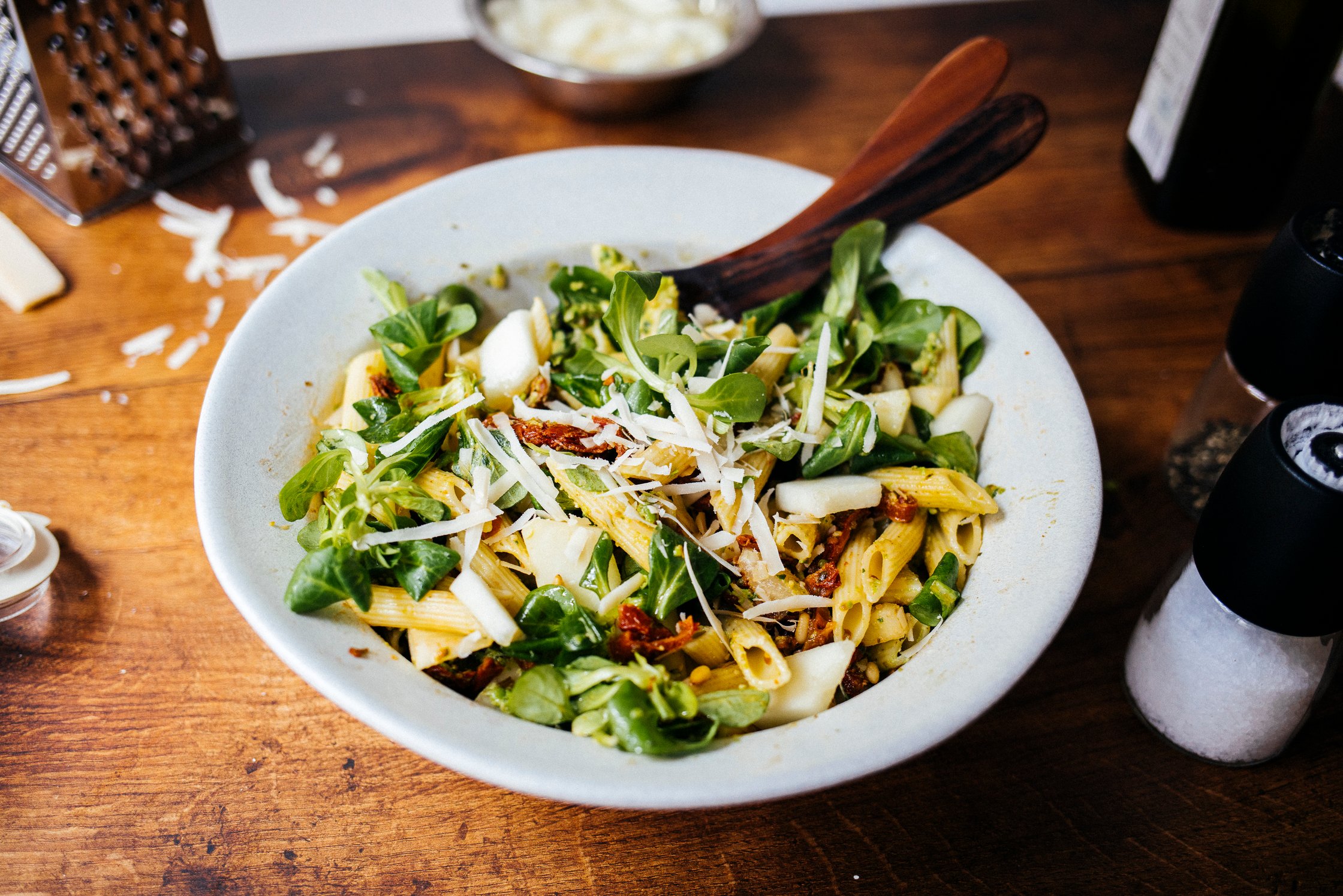 Veganer Nudelsalat mit Feldsalat in einer Schüssel