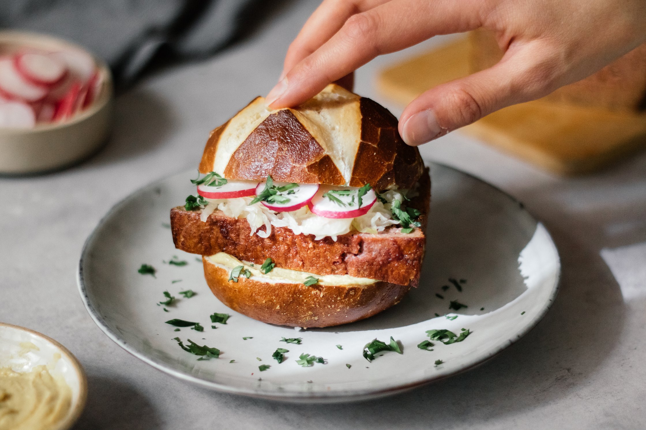veganes Leberkäse-Brötchen mit Krautsalat und Senf