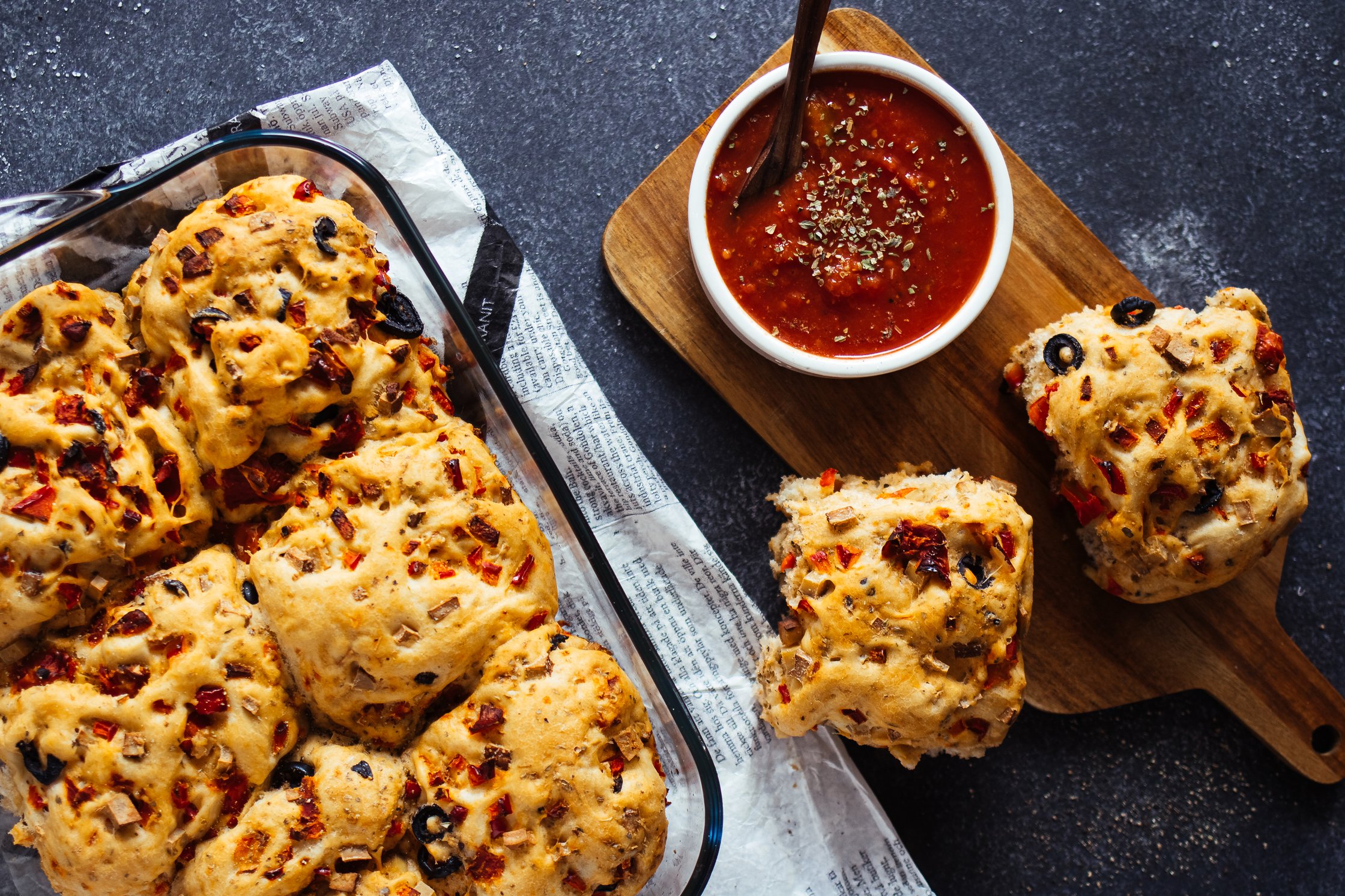 vegane Pizzabrötchen mit Tomatendip