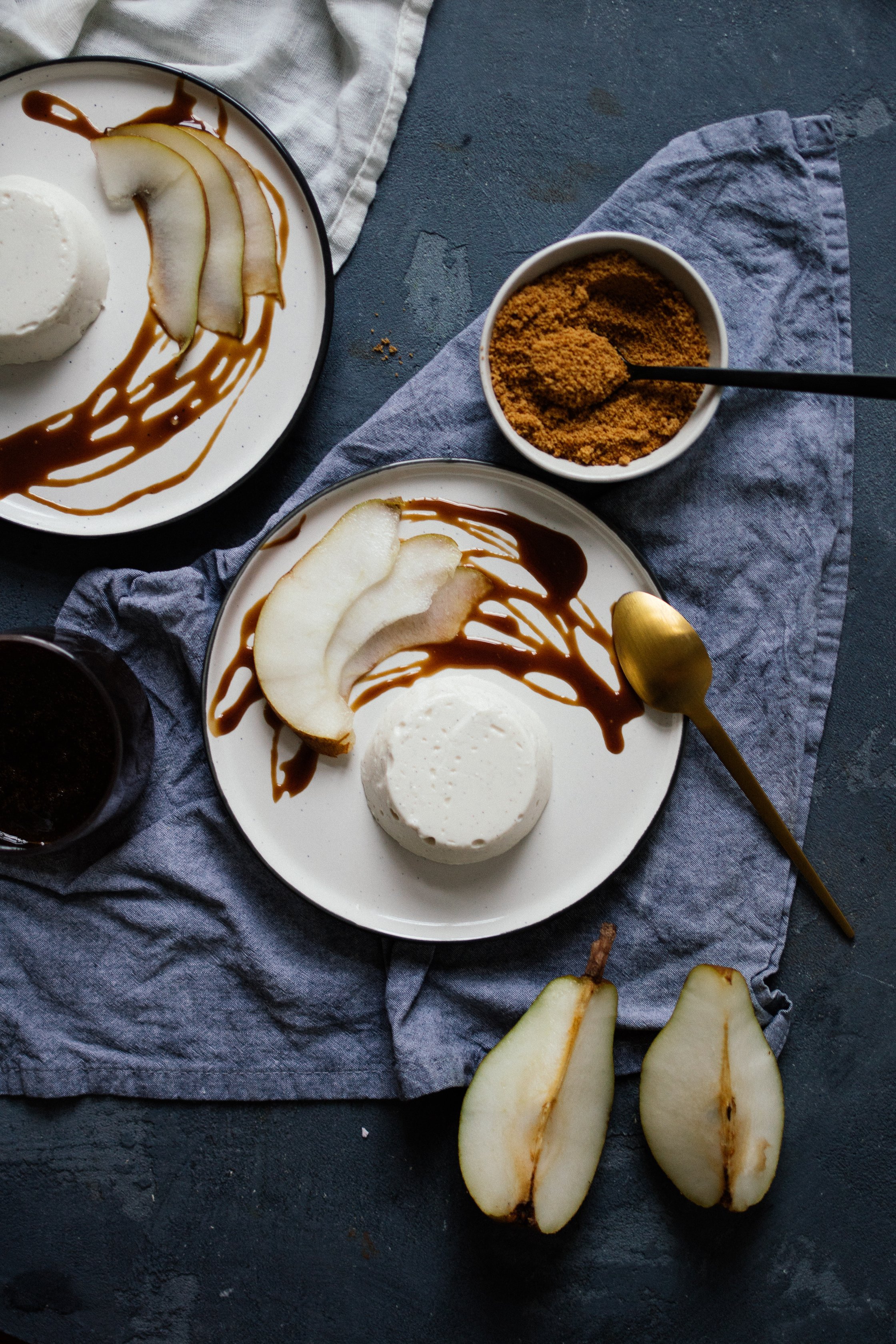 Veganes Panna Cotta angerichtet auf einem blauen Hintergrund