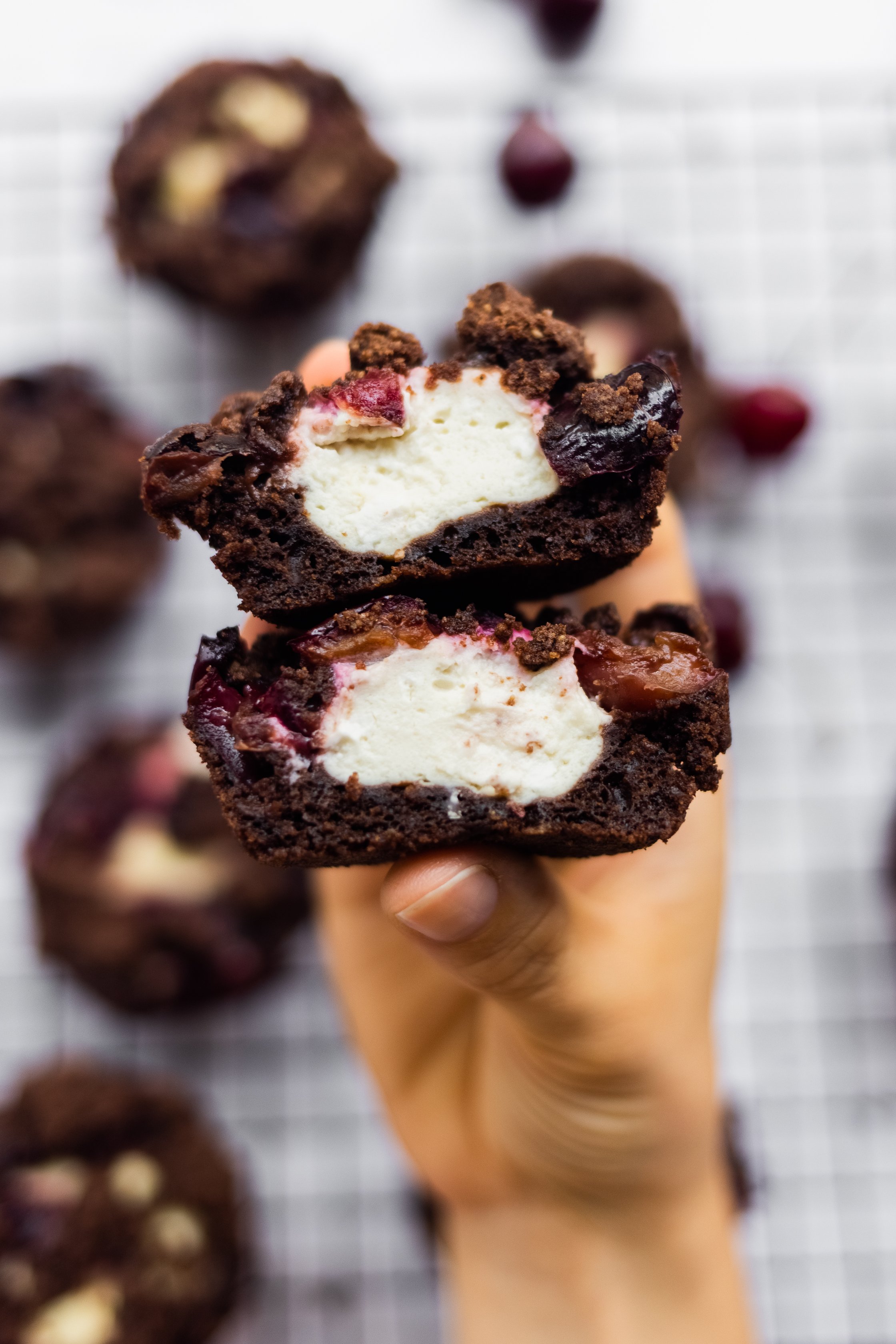 Veganer Schoko-Kirsch-Muffin mit Cheesecake-Füllung