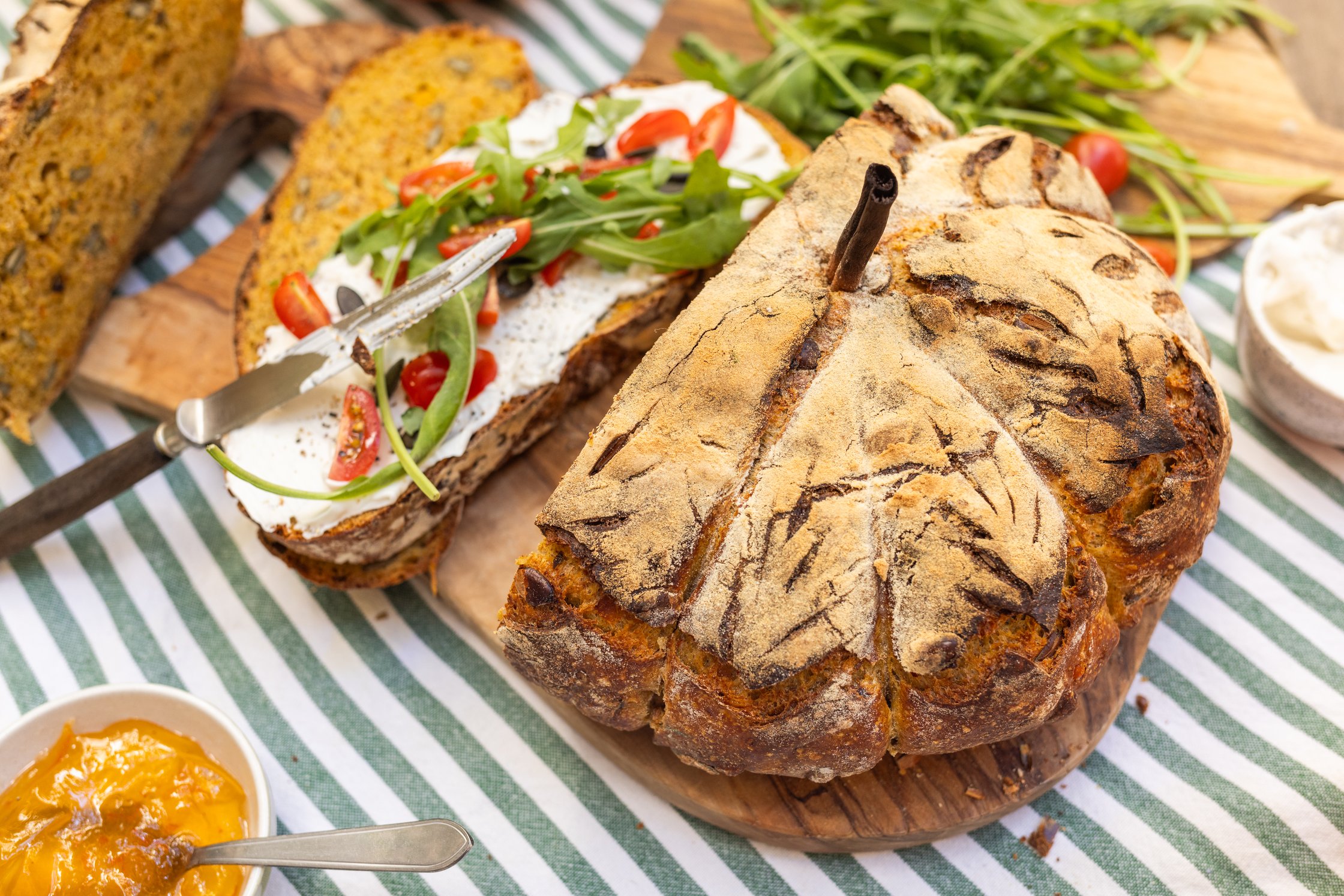 Hier ist das Brot angeschnitten und belegt.