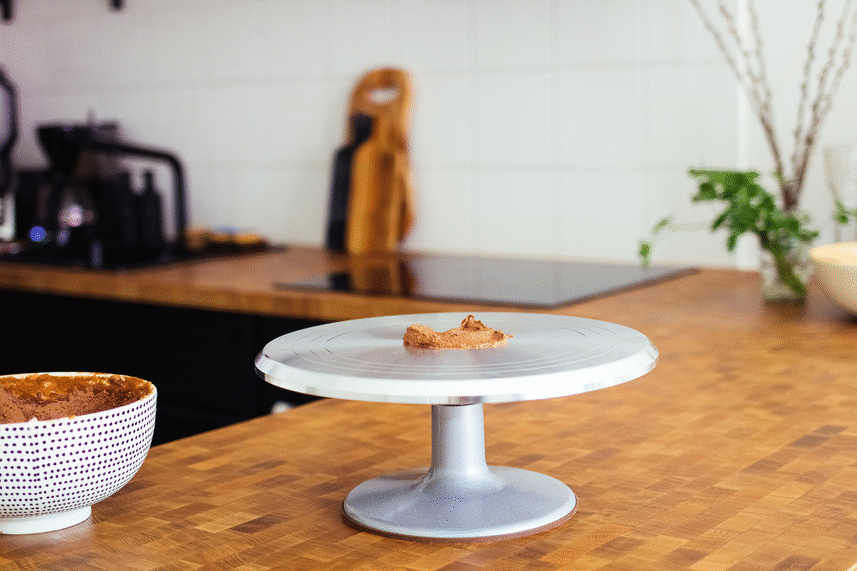 vegane Torte wird geschichtet