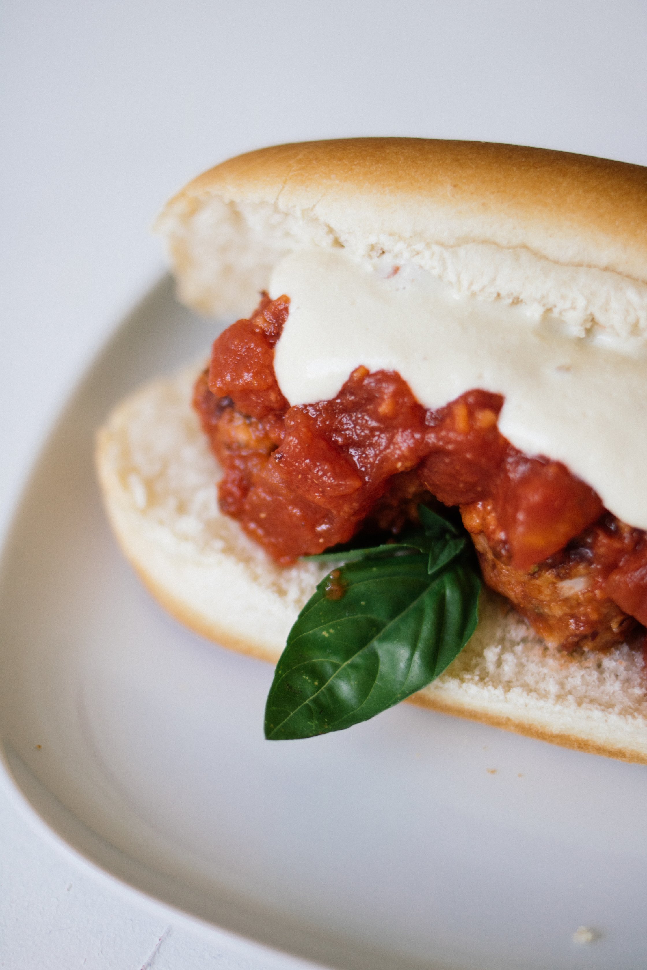 veganes meatball sandwich auf einem teller