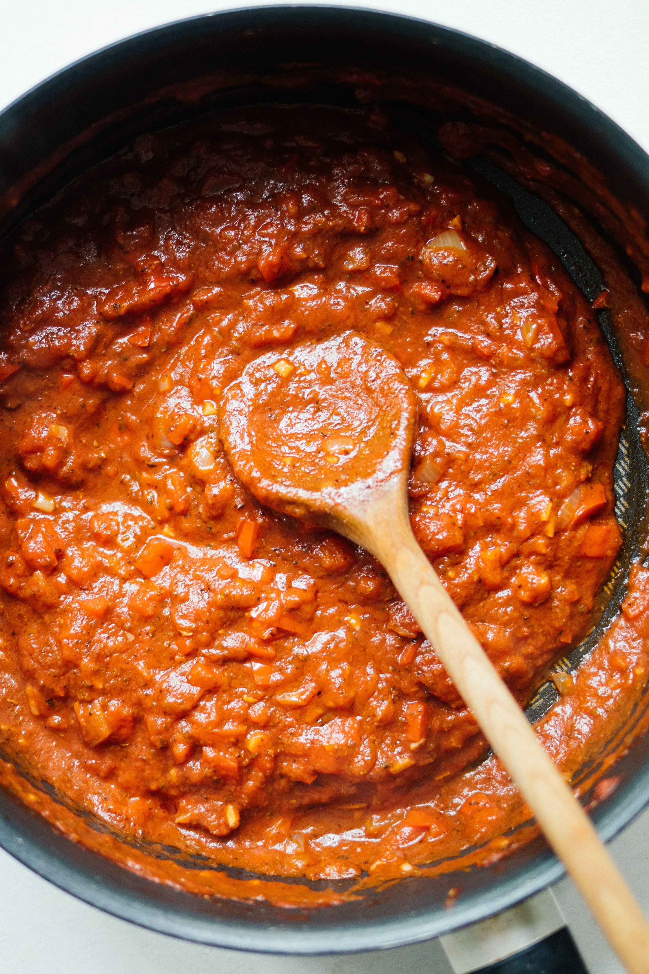 Paprika-Tomatensoße in einer tiefen Pfanne