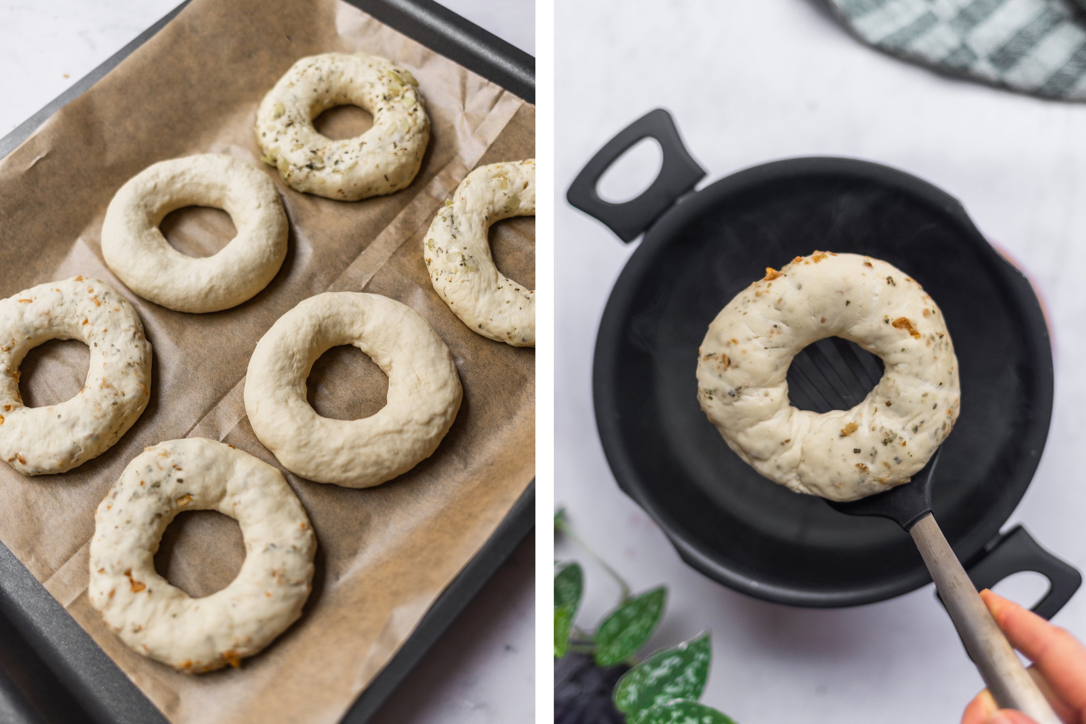Links : Ungebackene Bagel auf einem Backblech. Rechts: Pizzabagel wird in einen Topf mit Wasser gegeben.