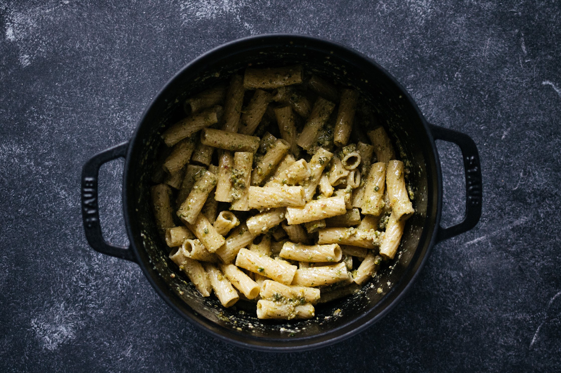 Nudeln mit Pesto in einem Topf