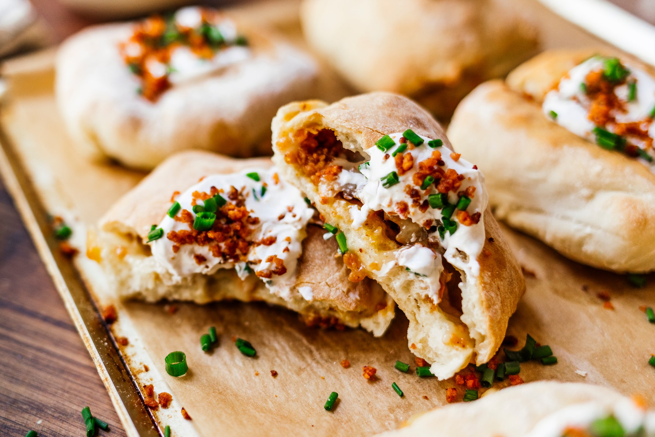 Veganes Handbrot mit Creme Fraiche und veganem Bacon